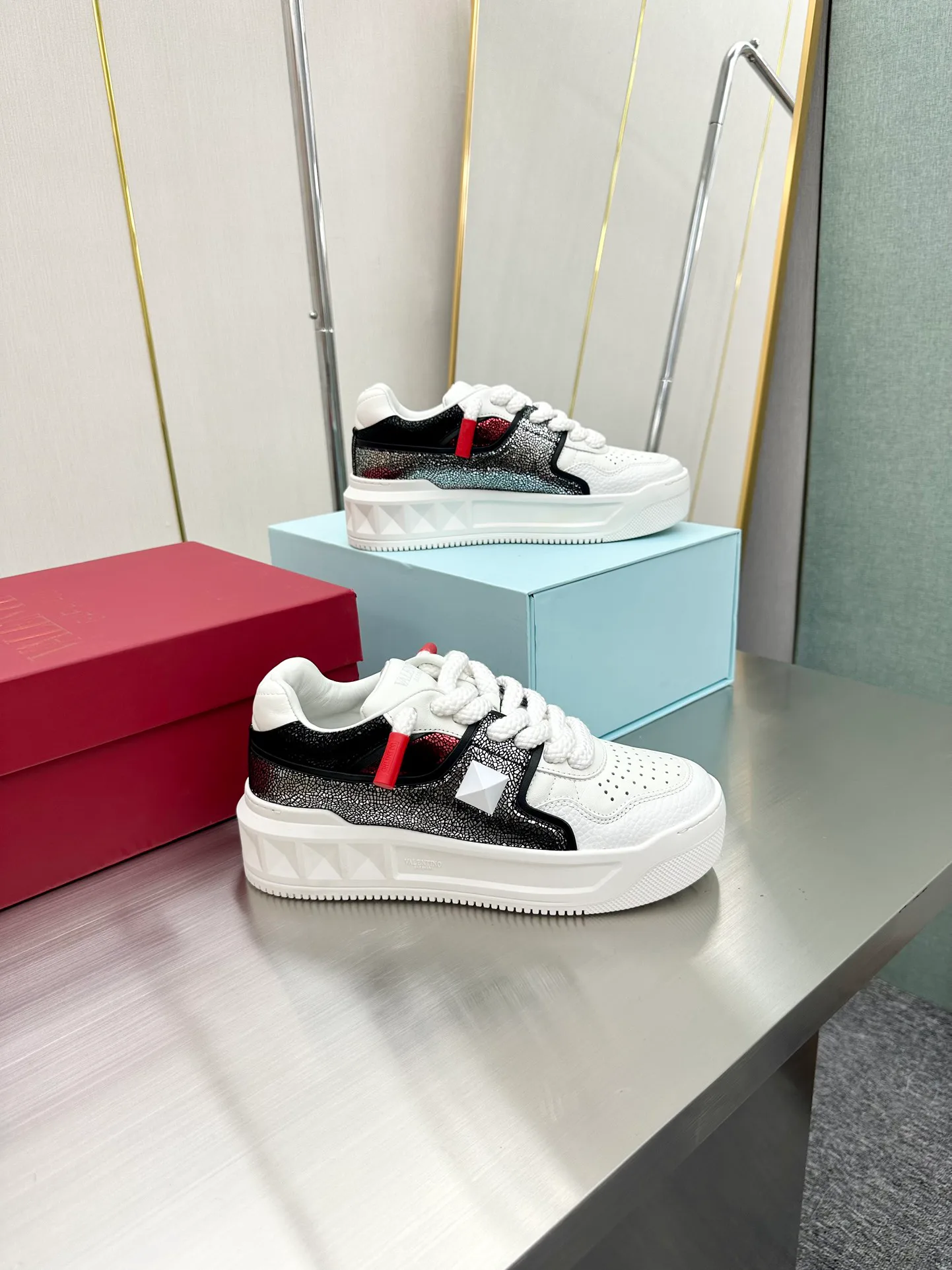 Women's Sneakers VALENTINO 17904338