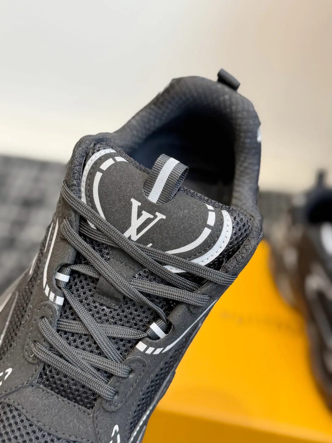 Men's Sneakers LOUIS VUITTON 17437996