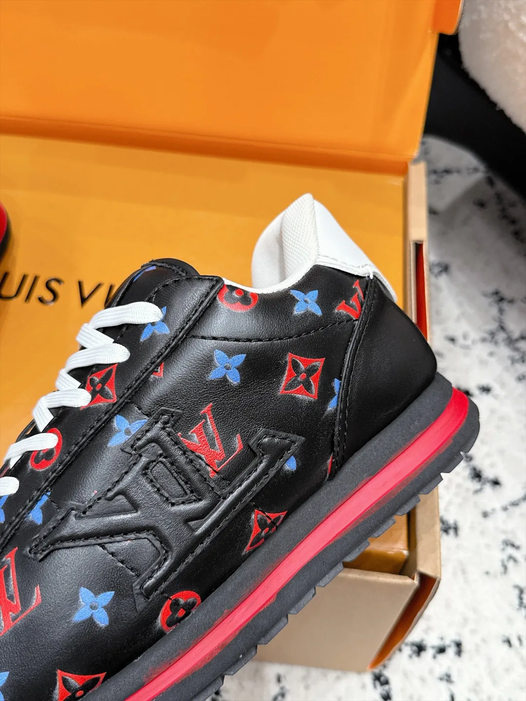 Women's Sneakers LOUIS VUITTON 18406472