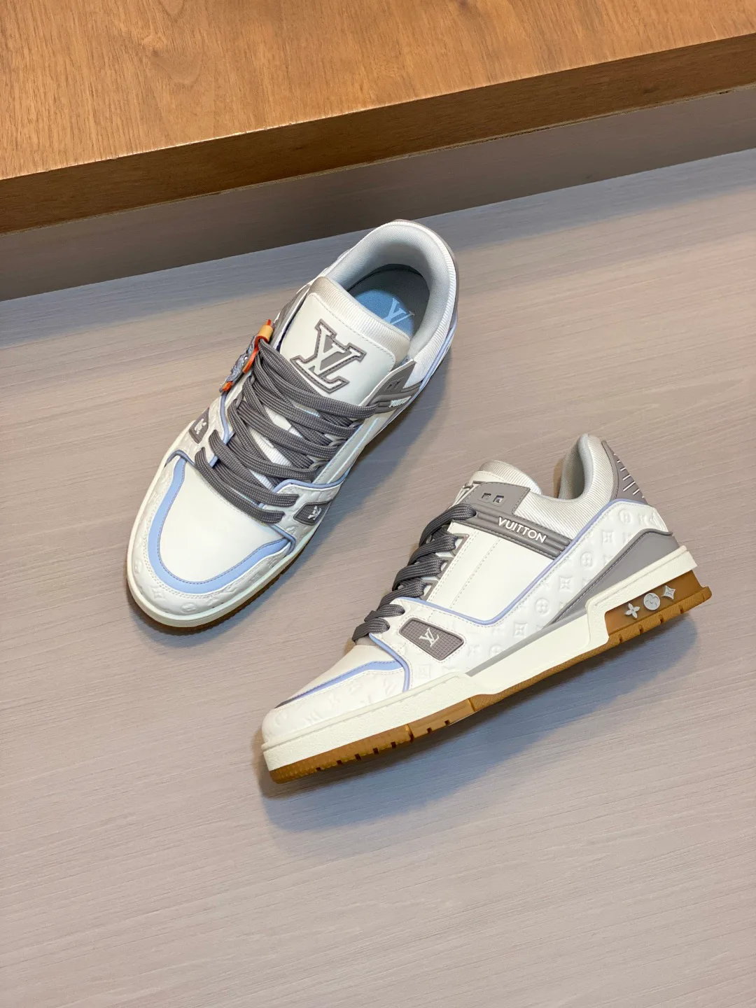 Women's Sneakers LOUIS VUITTON 18100327