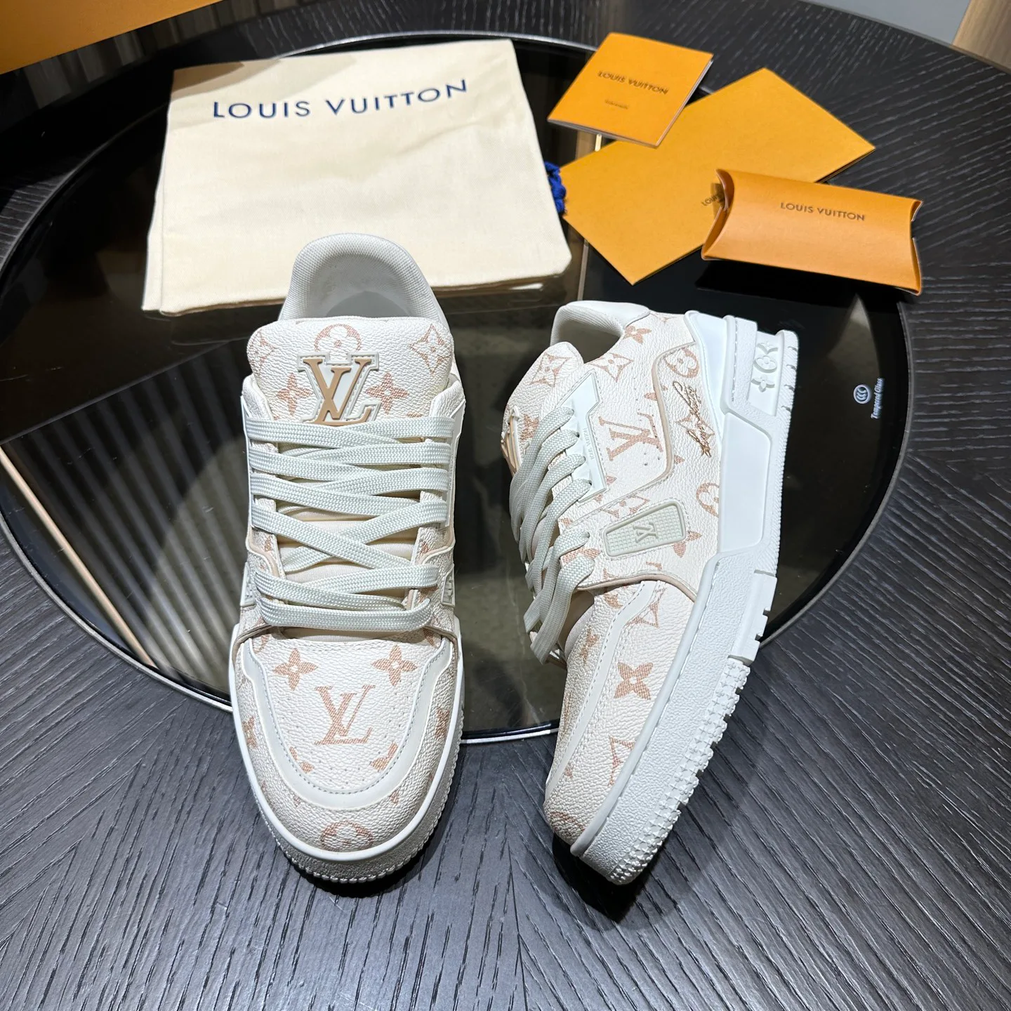 Men's Sneakers LOUIS VUITTON 18192385