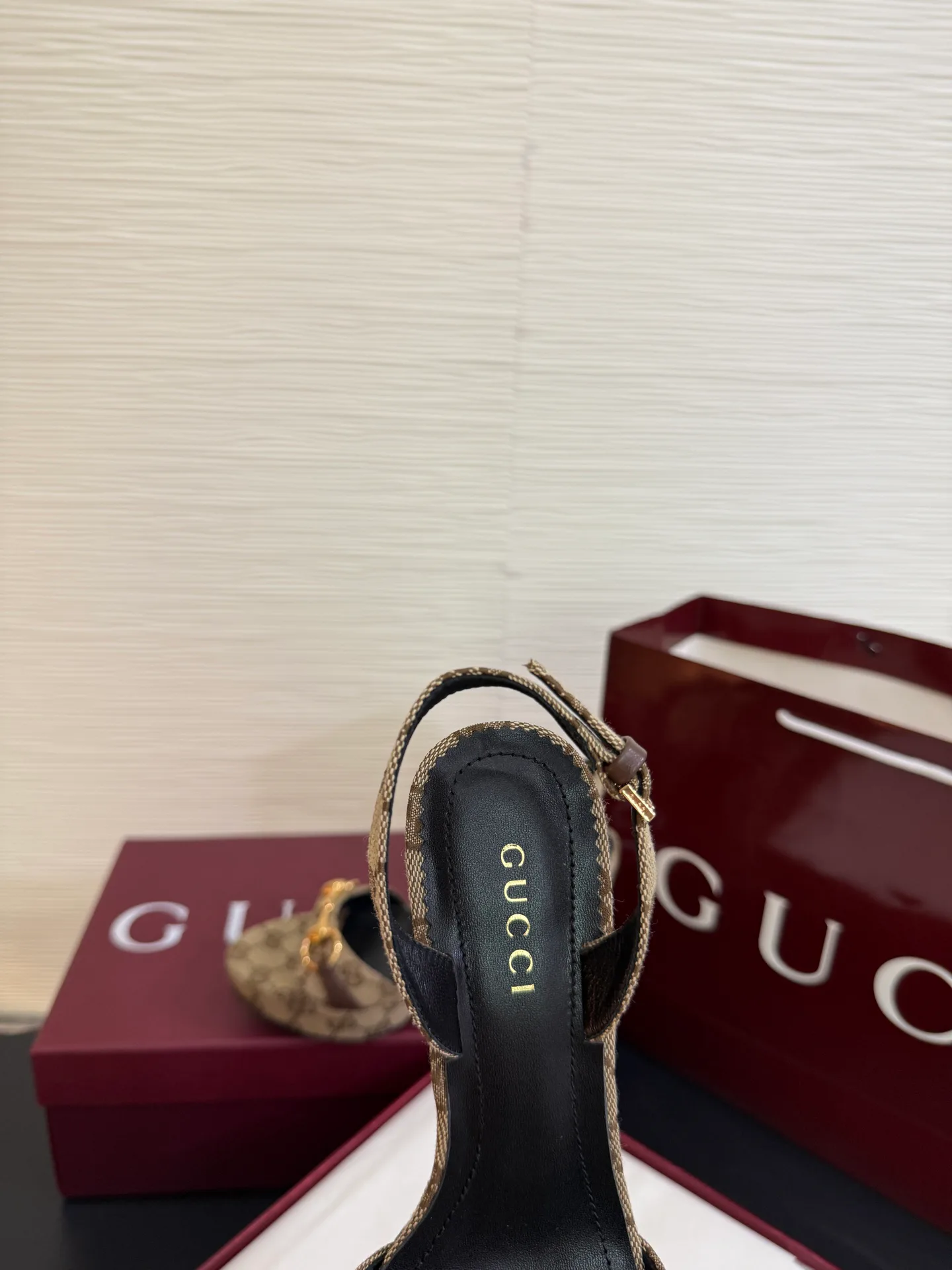 Women's Open-Toe Sandals GUCCI 18071182
