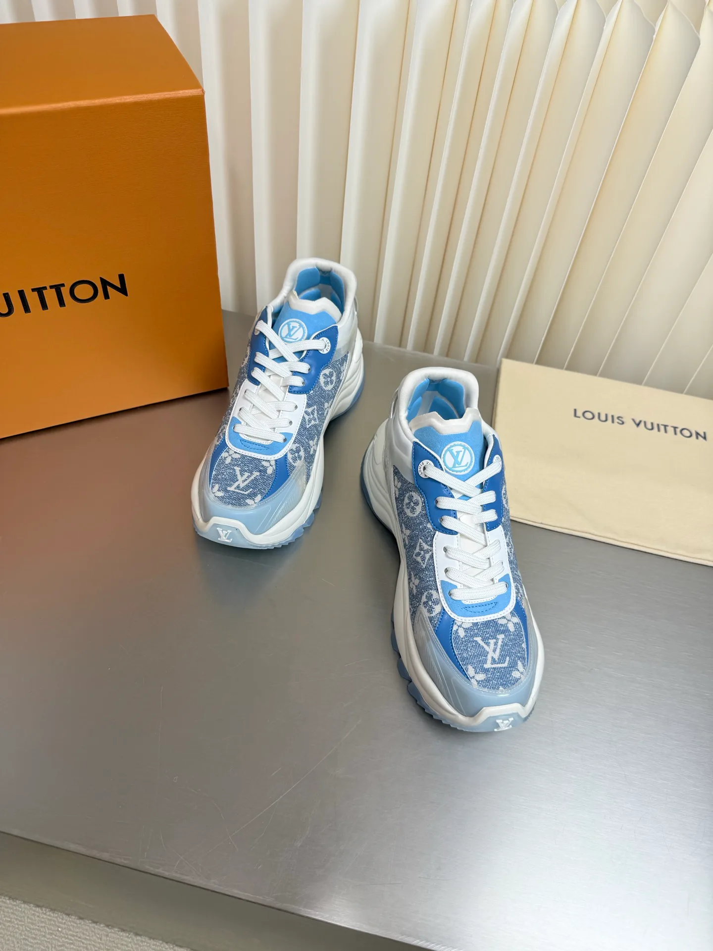 Women's Sneakers LOUIS VUITTON 17873170
