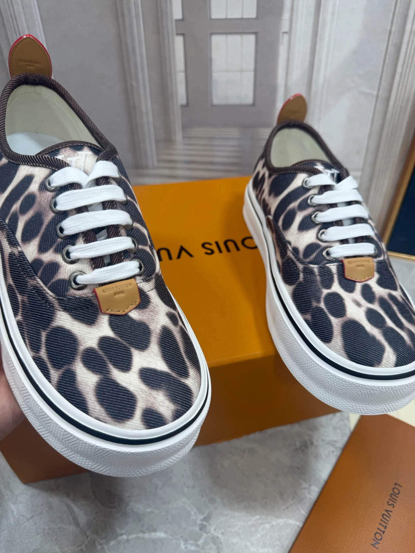 Men's Sneakers LOUIS VUITTON 18190078