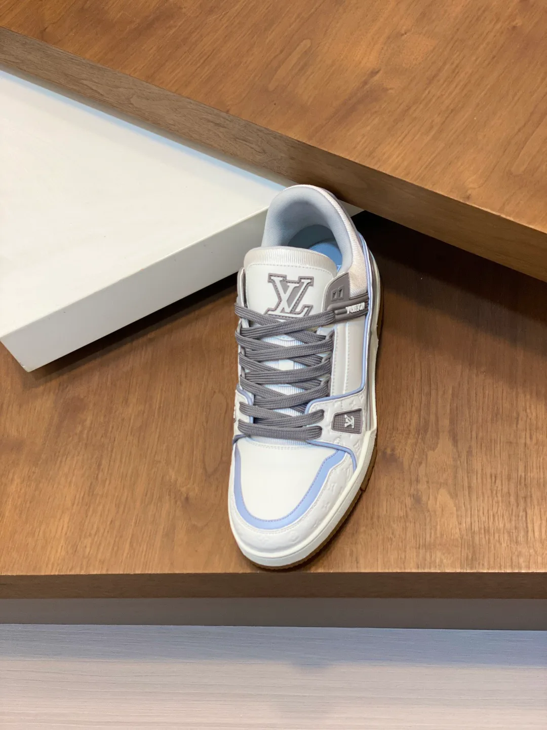 Women's Sneakers LOUIS VUITTON 18100327