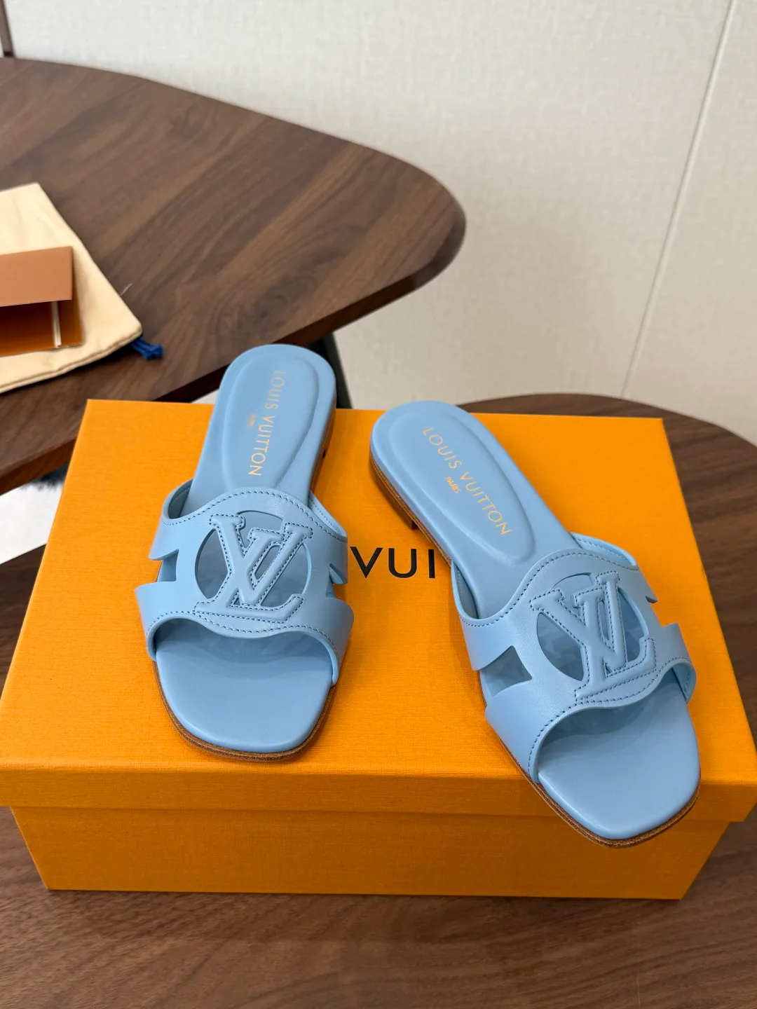 Шлепанцы Женские Louis Vuitton 18687466