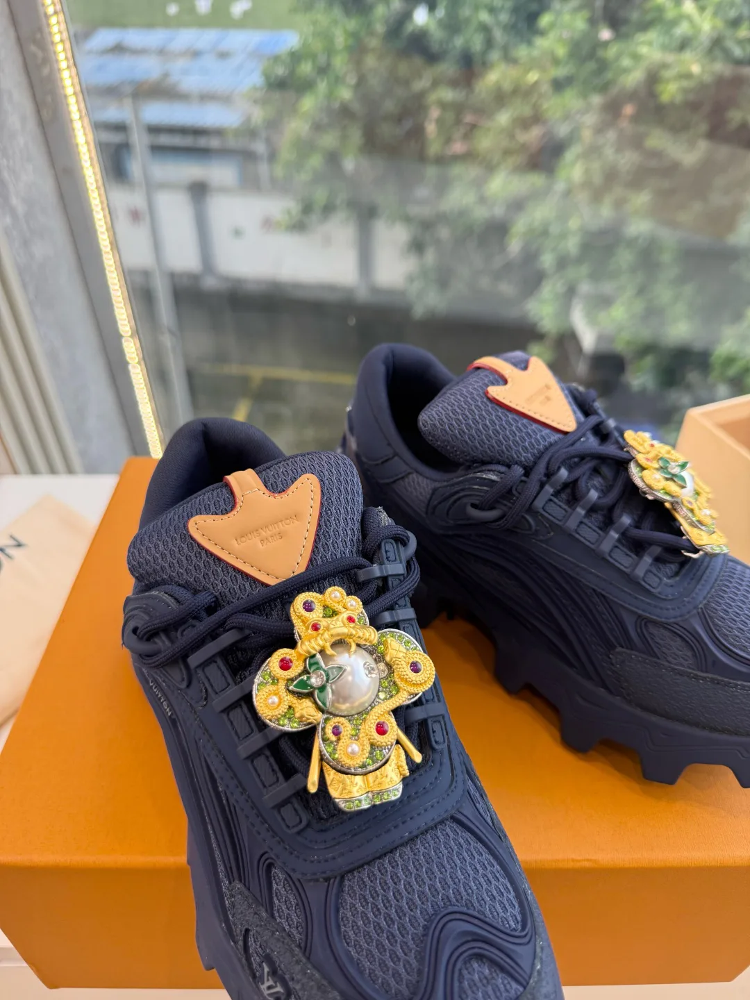 Women's Sneakers LOUIS VUITTON 18053492