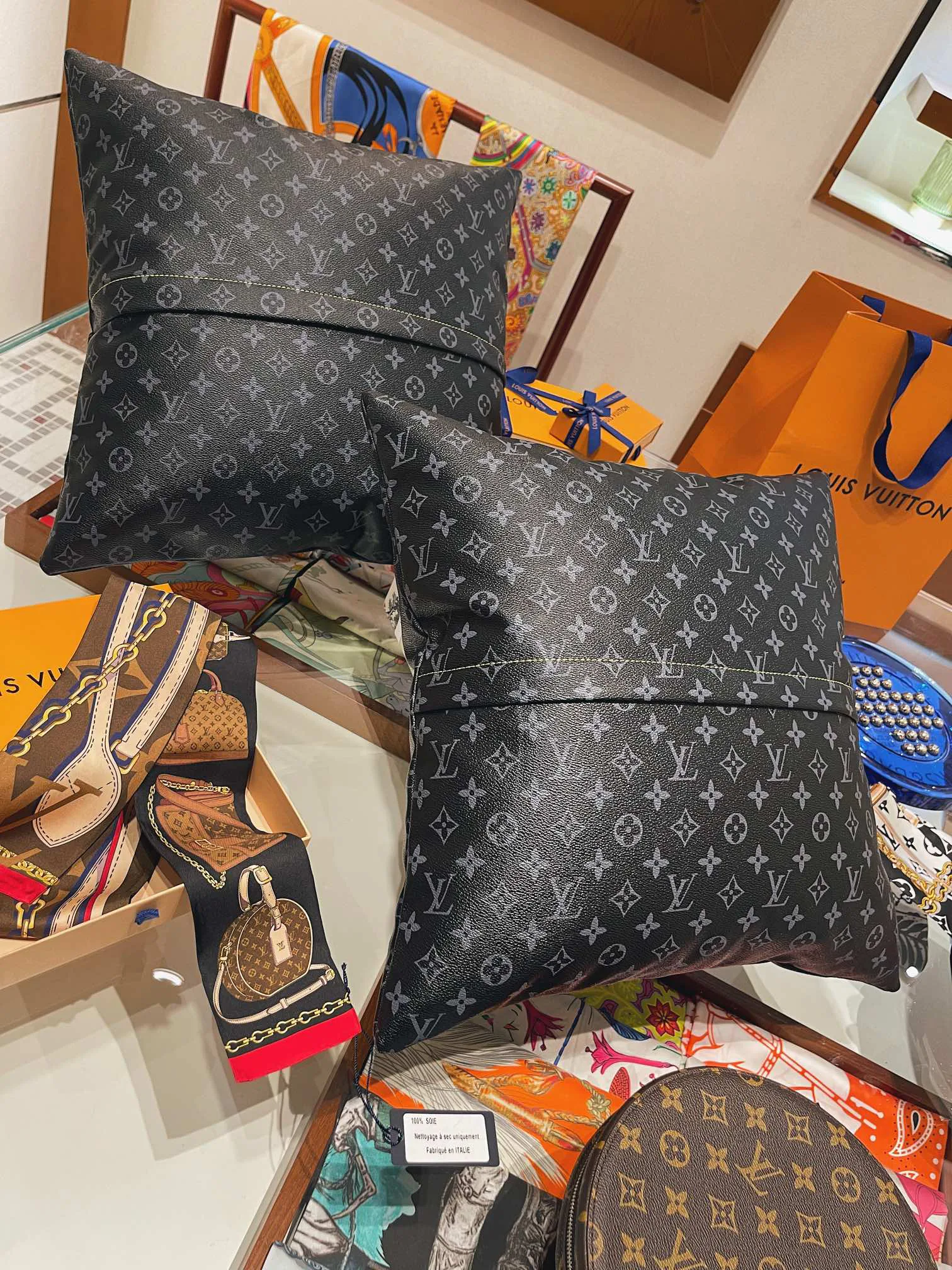 Textiles LOUIS VUITTON 18222632