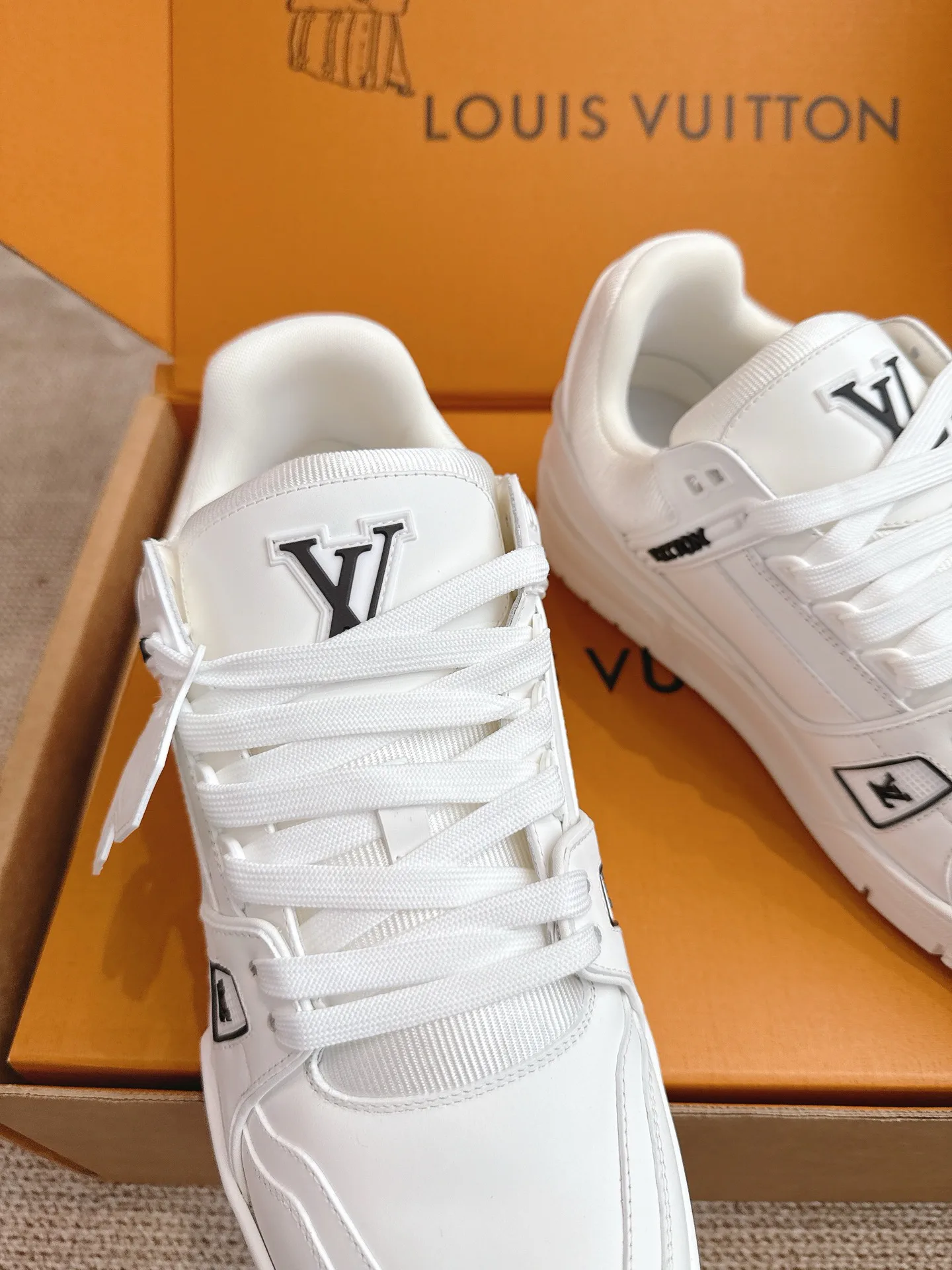 Women's Sneakers LOUIS VUITTON 18324748