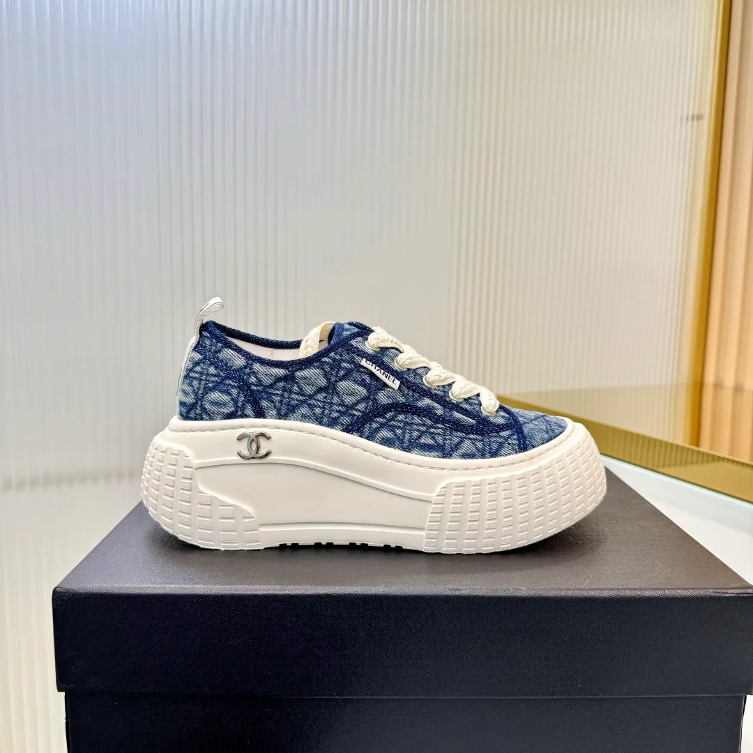 Women's Sneakers CHANEL 18366986