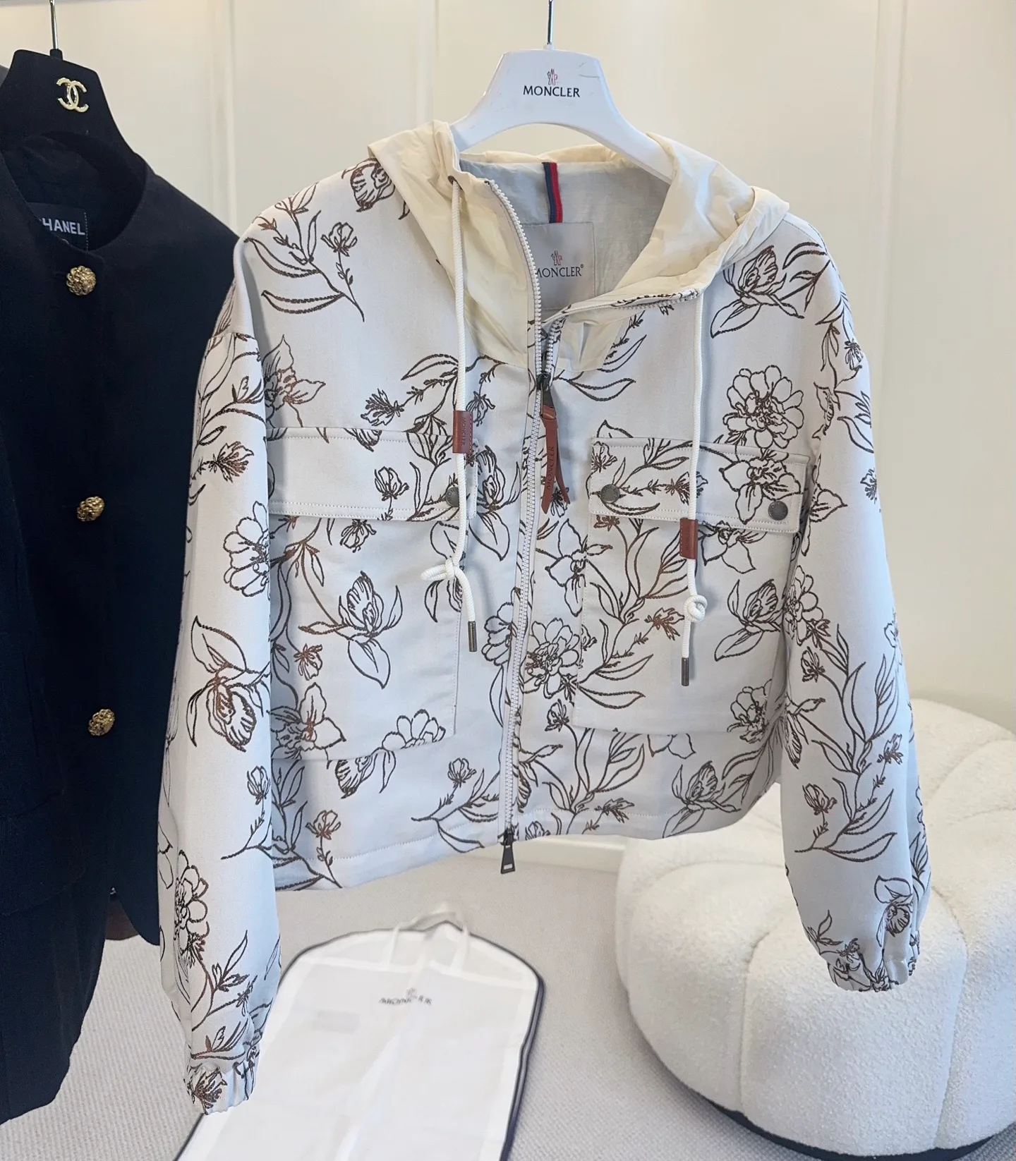 Women's Jackets And Down Jackets MONCLER 17960280