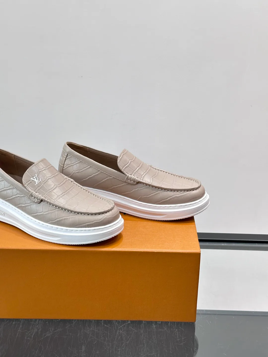 Men's Loafers And Dress Shoes LOUIS VUITTON 17806105