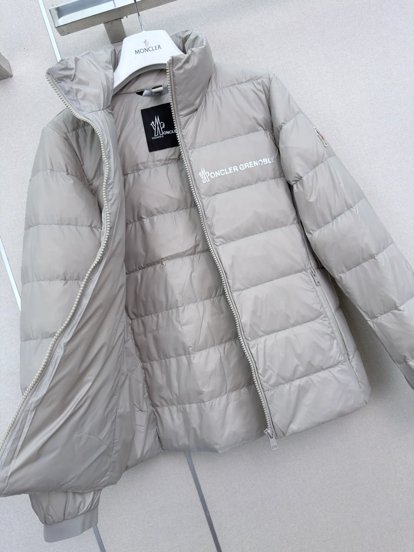 Women's Jackets And Down Jackets MONCLER 18501654