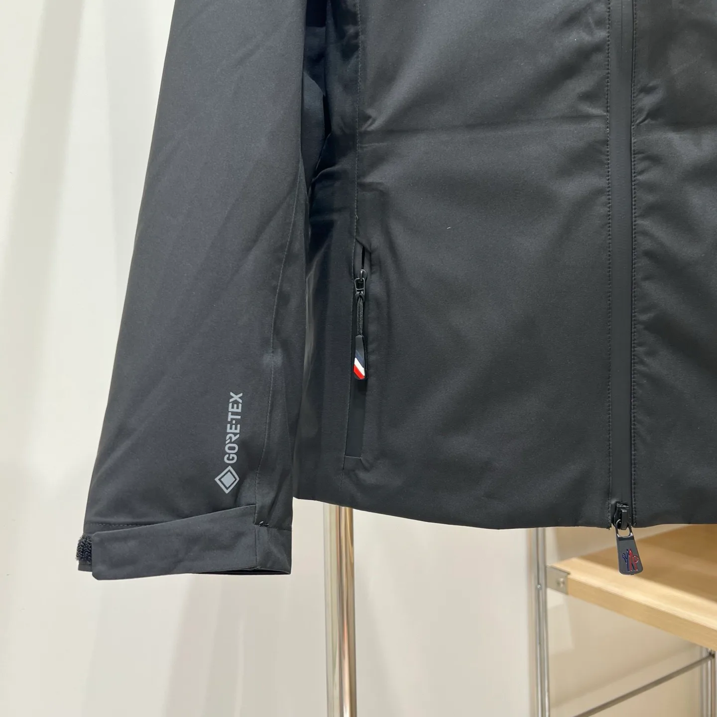 Women's Jackets And Down Jackets MONCLER 18131361