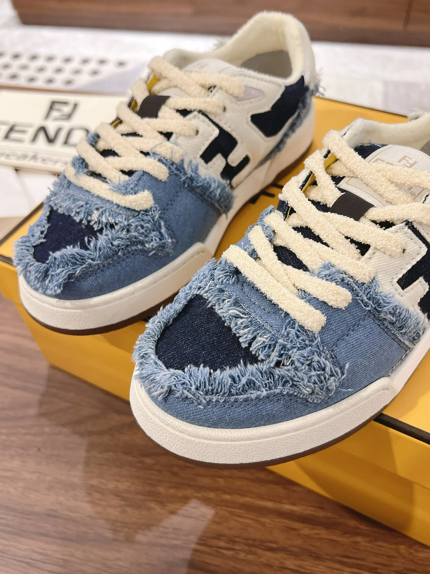 Women's Sneakers FENDI 18219590