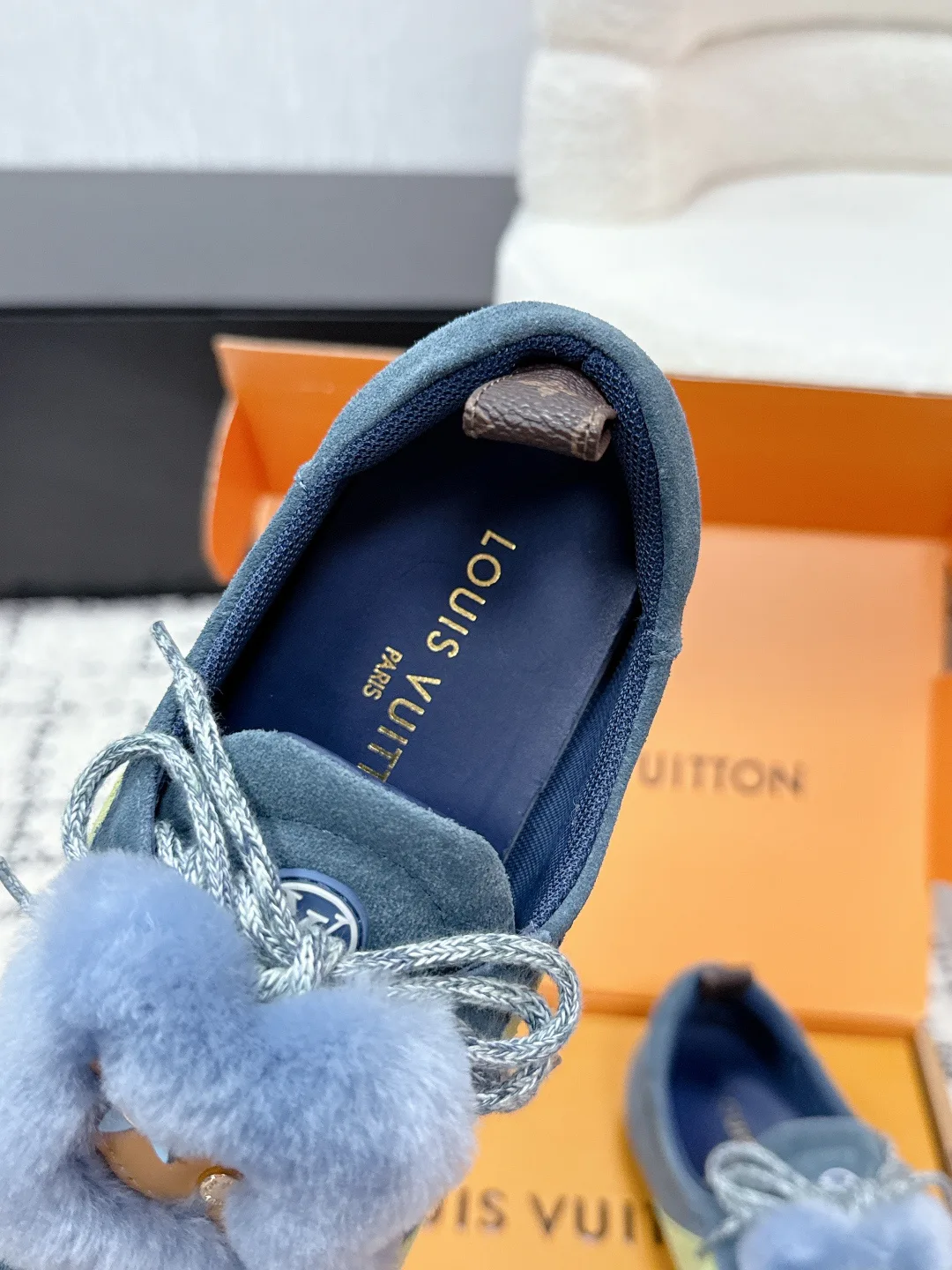 Women's Sneakers LOUIS VUITTON 18409697