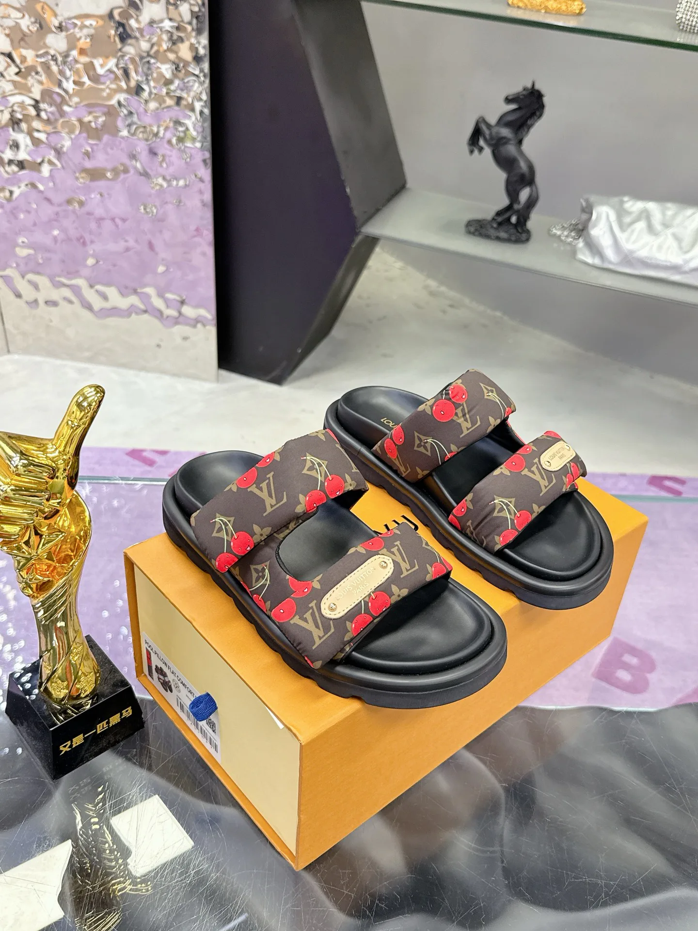 Women's Flip-Flops LOUIS VUITTON 17530461