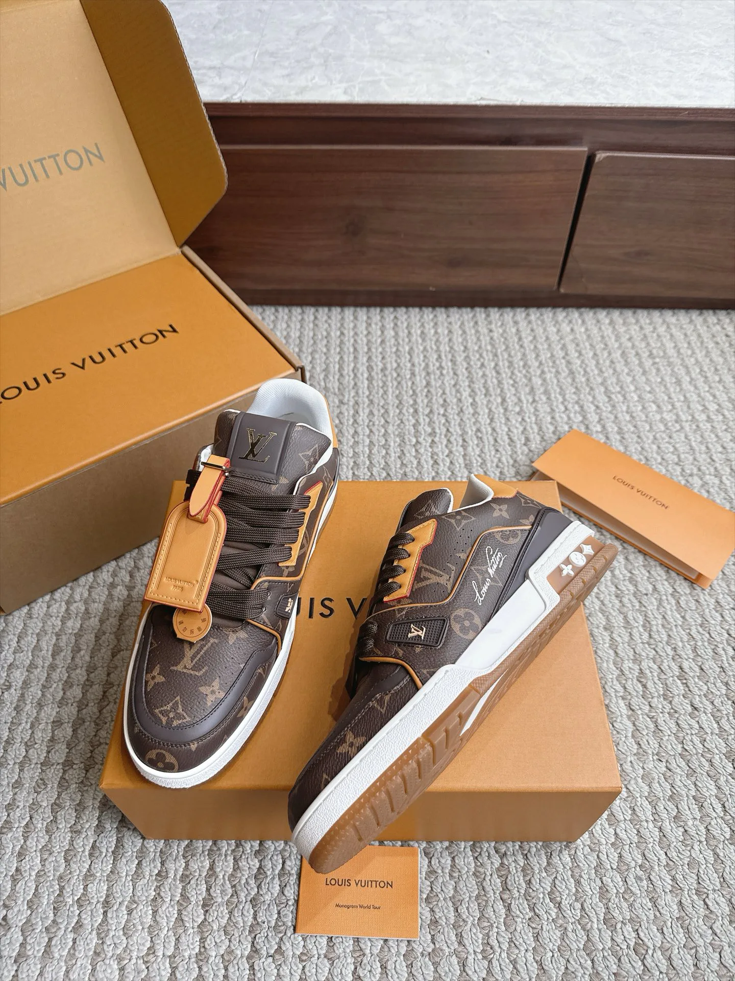Men's Sneakers LOUIS VUITTON 18039310