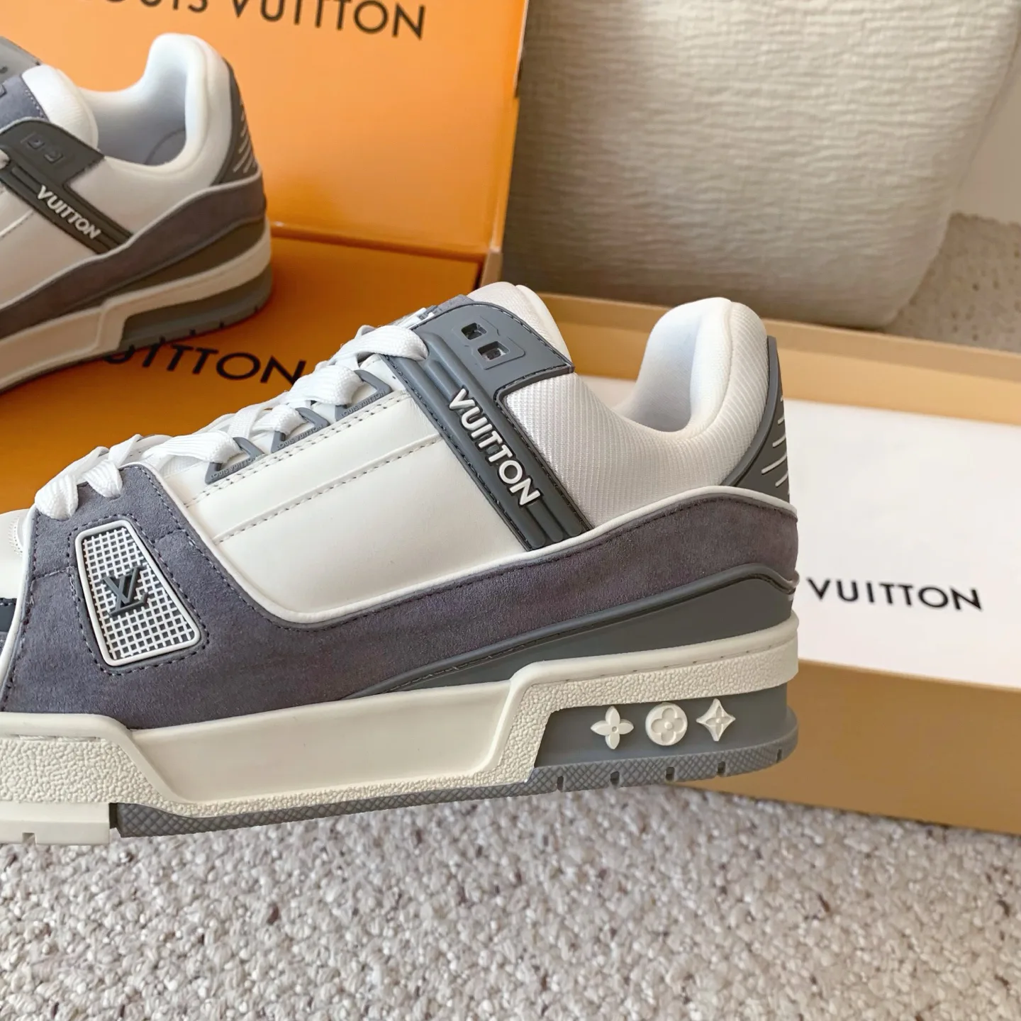 Women's Sneakers LOUIS VUITTON 18258360