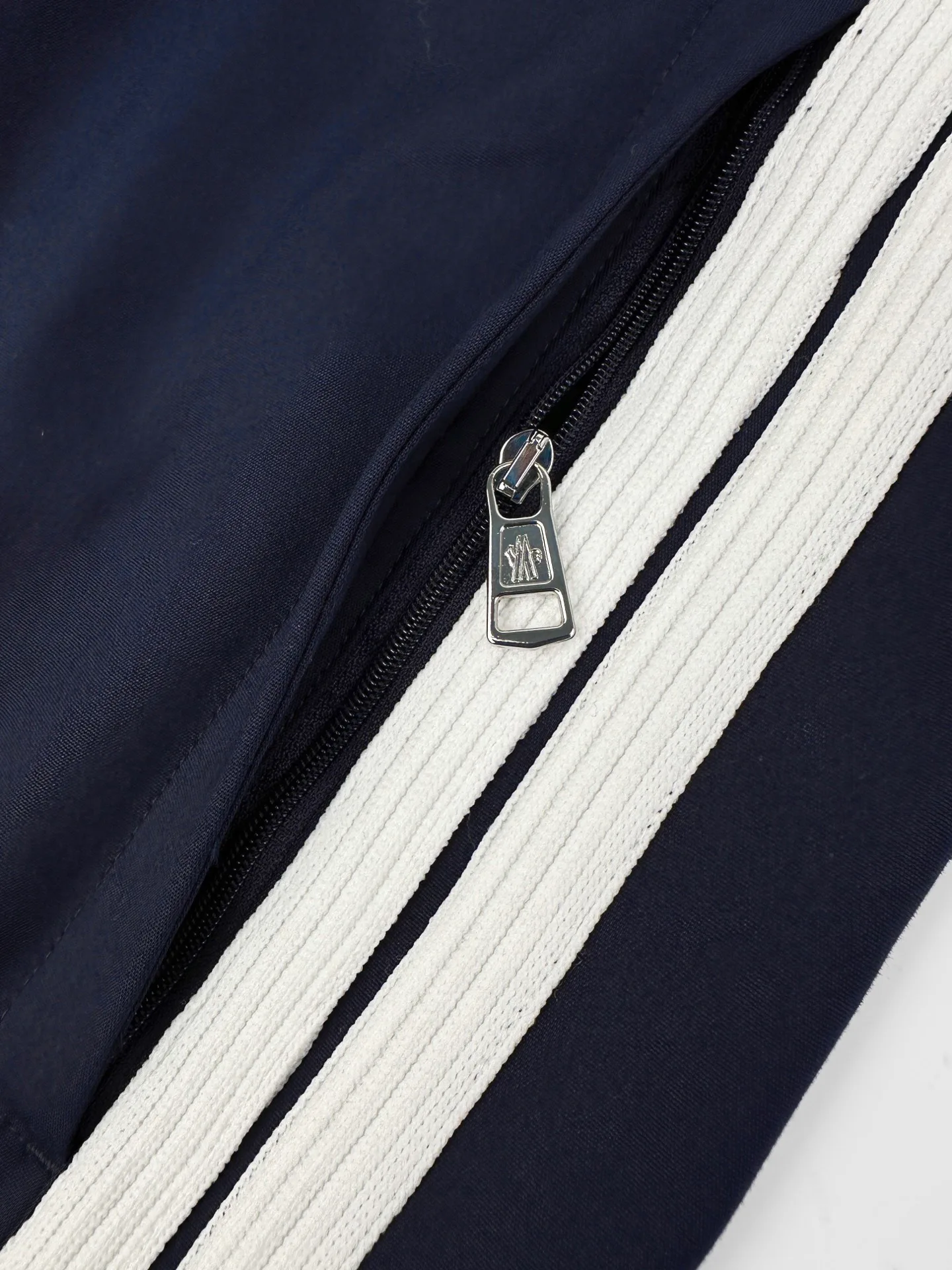 Women's Jackets And Down Jackets MONCLER 18487142