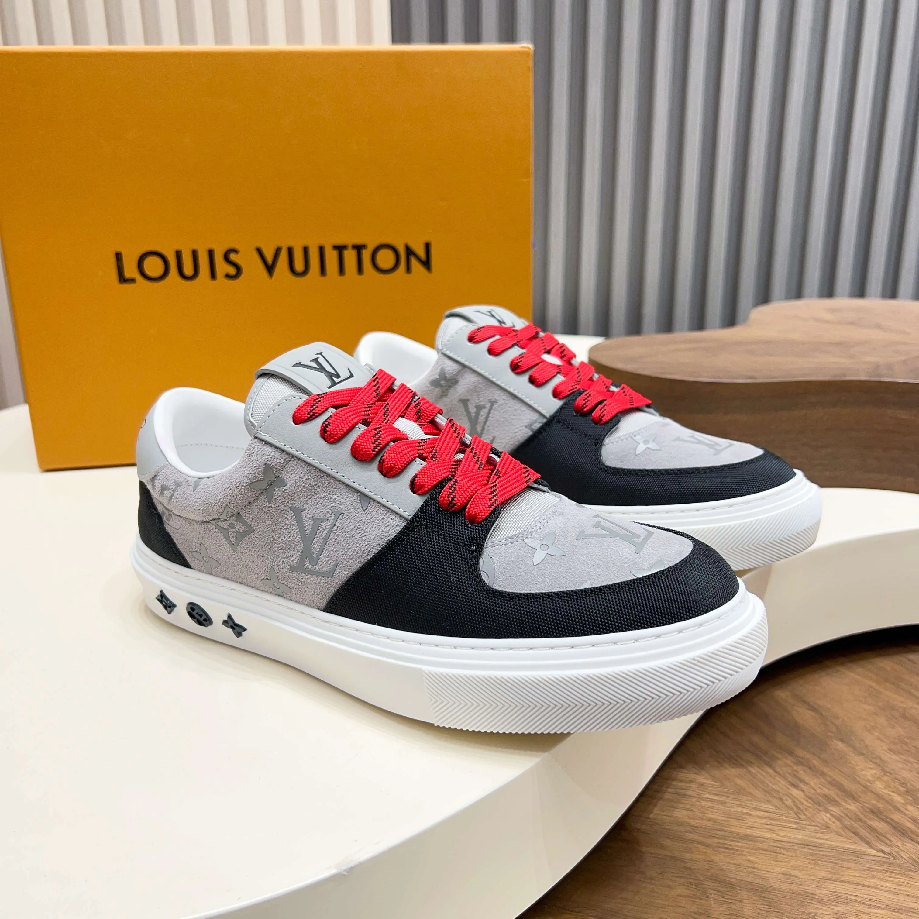 Men's Sneakers LOUIS VUITTON 18117094