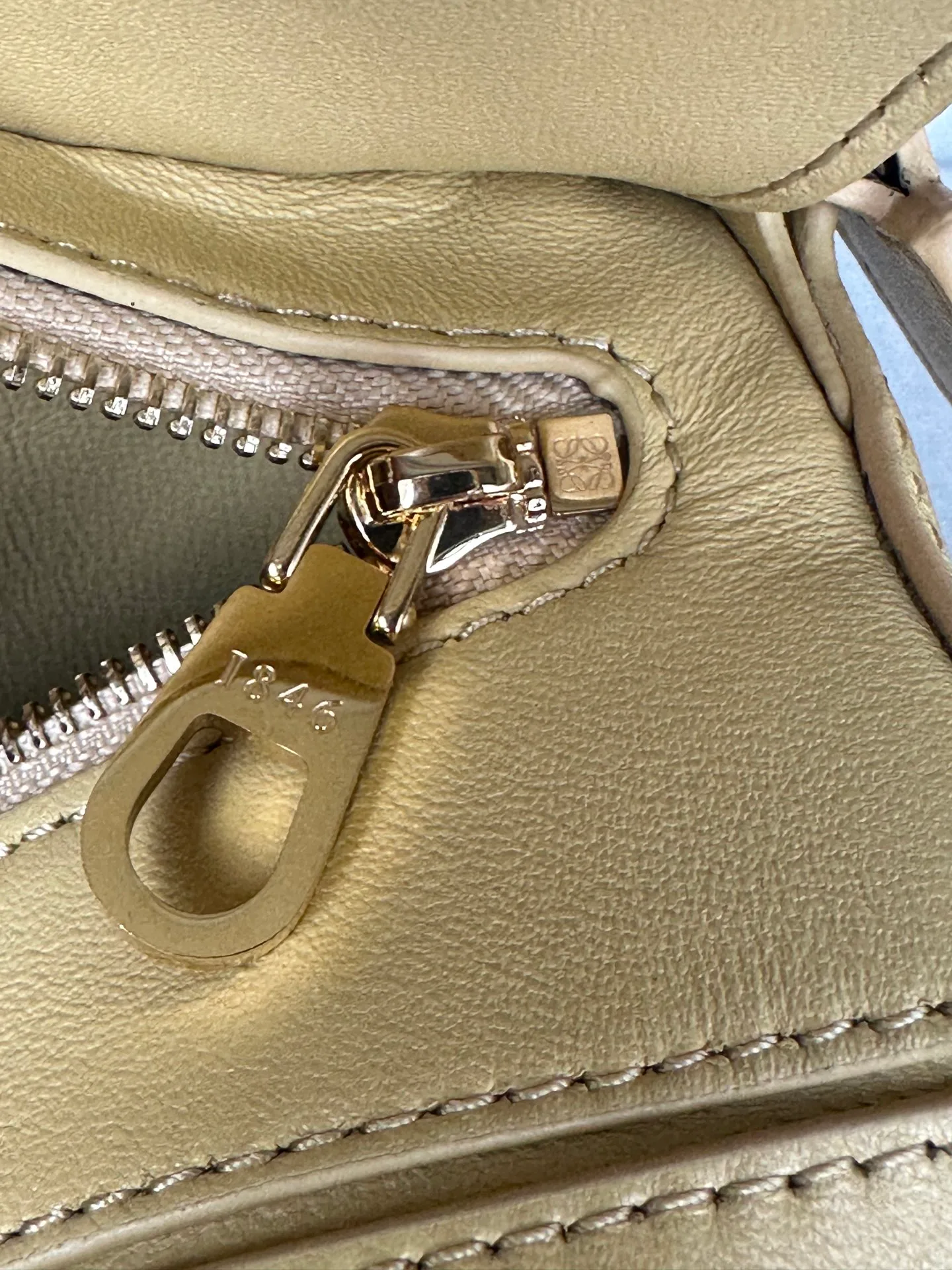 Women's Classic Handbags LOEWE 16839130