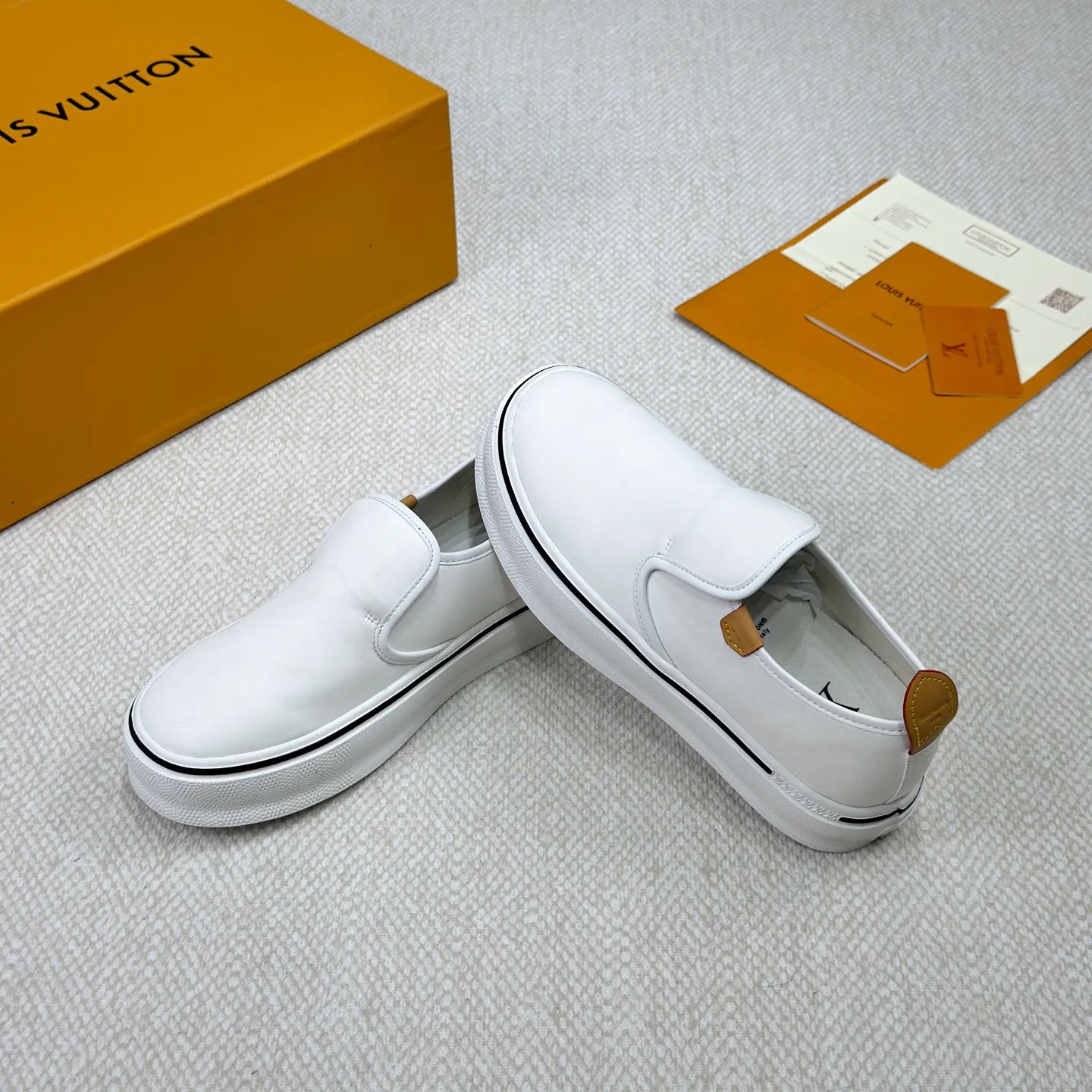 Men's Sneakers LOUIS VUITTON 18365137