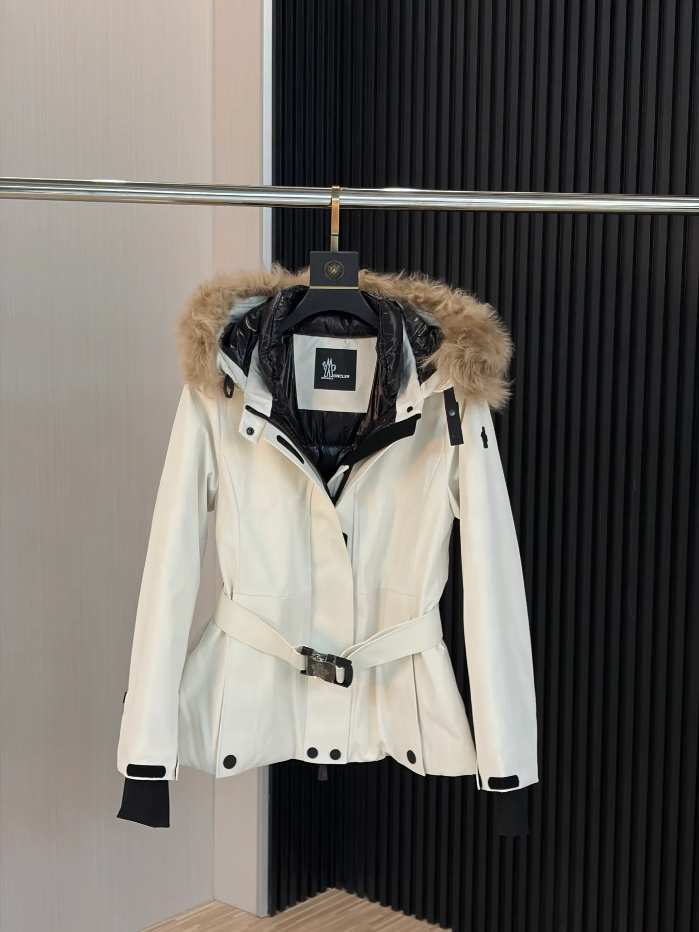 Women's Jackets And Down Jackets MONCLER 18188680