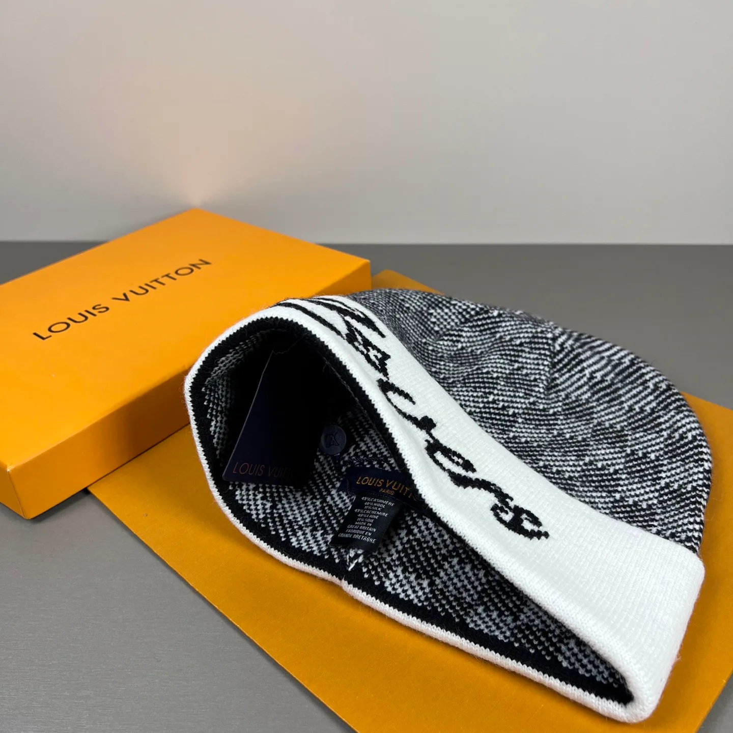 Hats LOUIS VUITTON 18105732