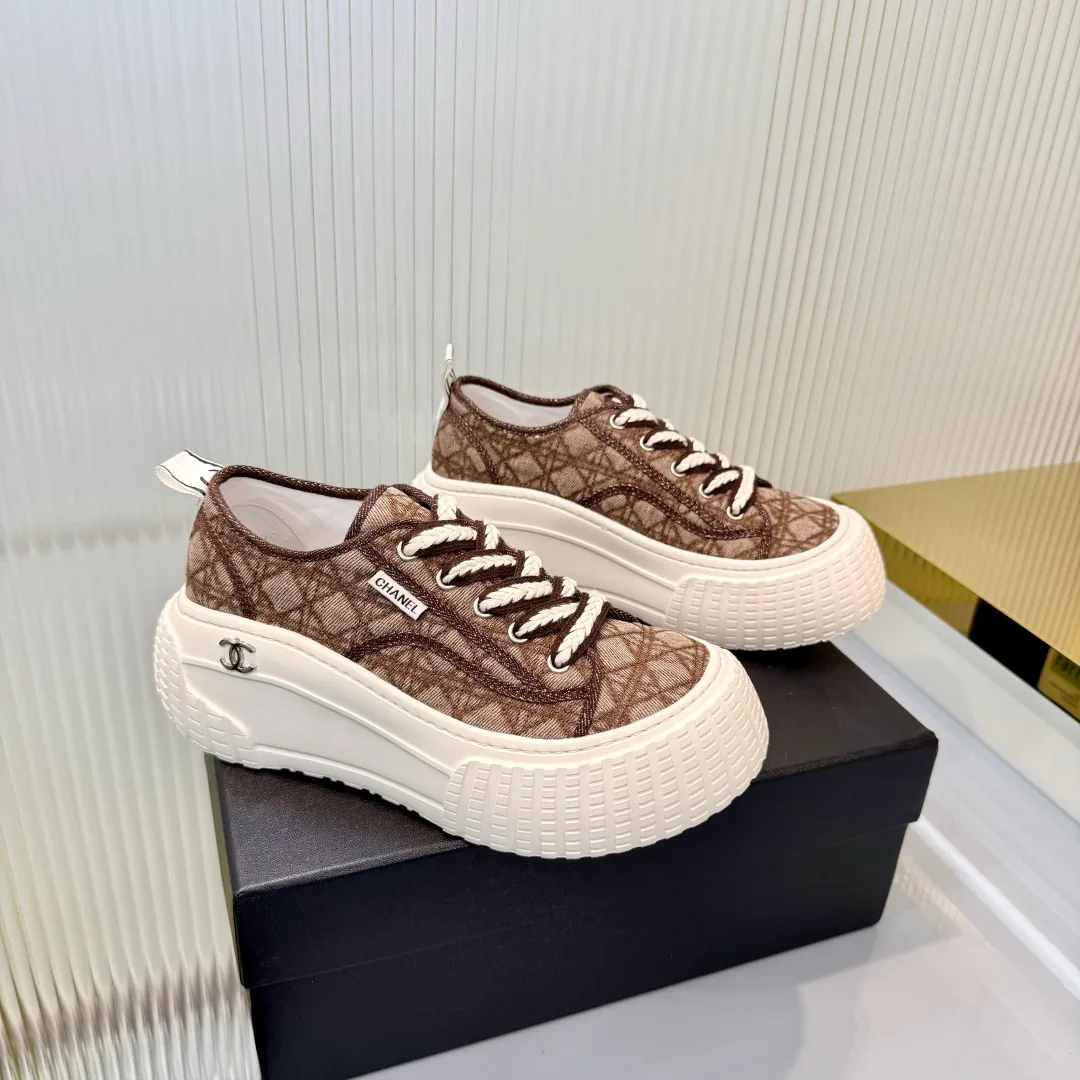Women's Sneakers CHANEL 18366992