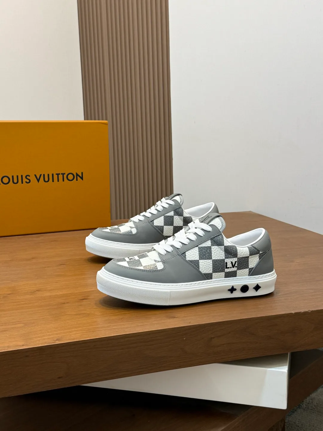 Men's Sneakers LOUIS VUITTON 17447610