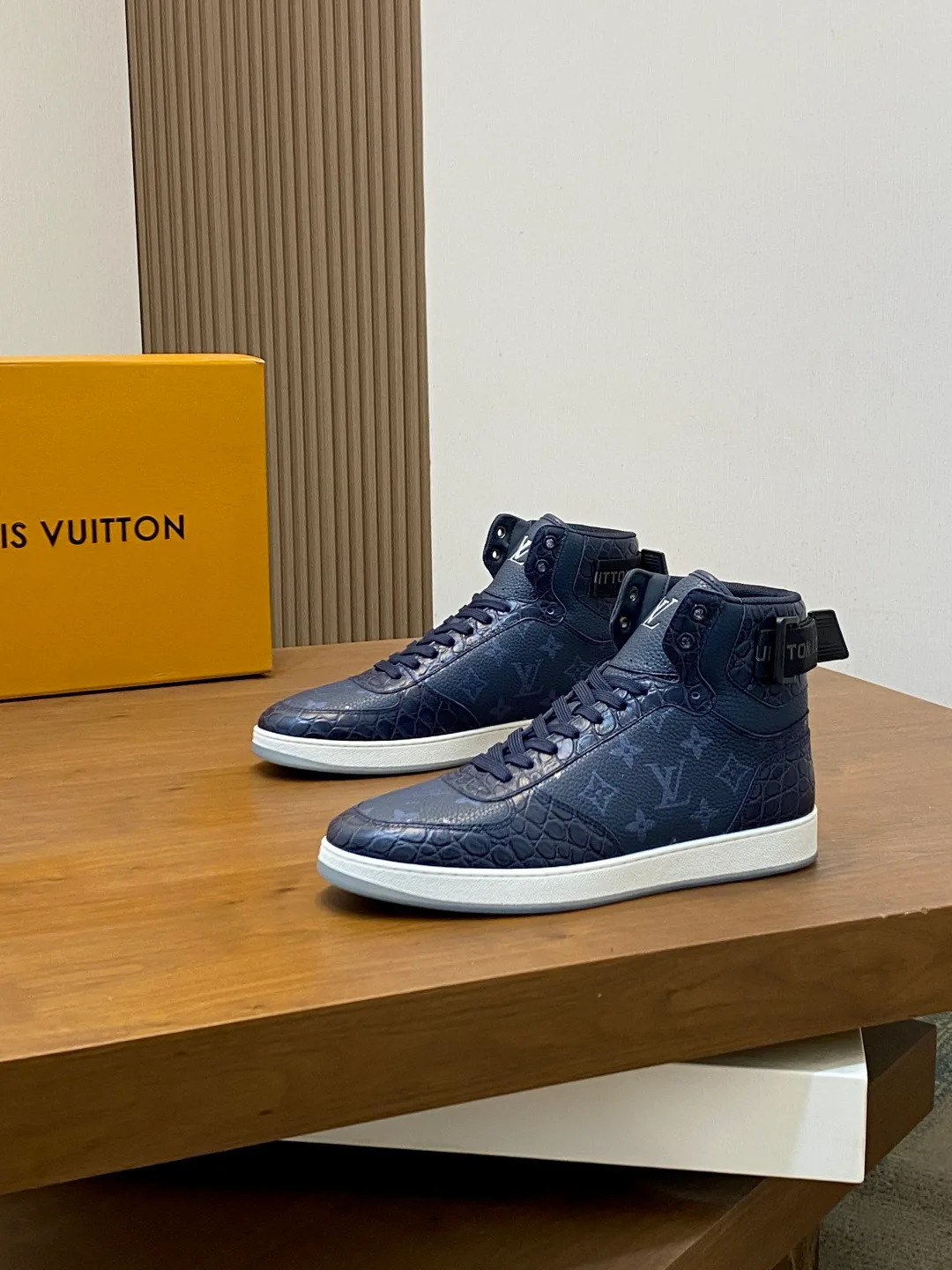 Men's Sneakers LOUIS VUITTON 18265101