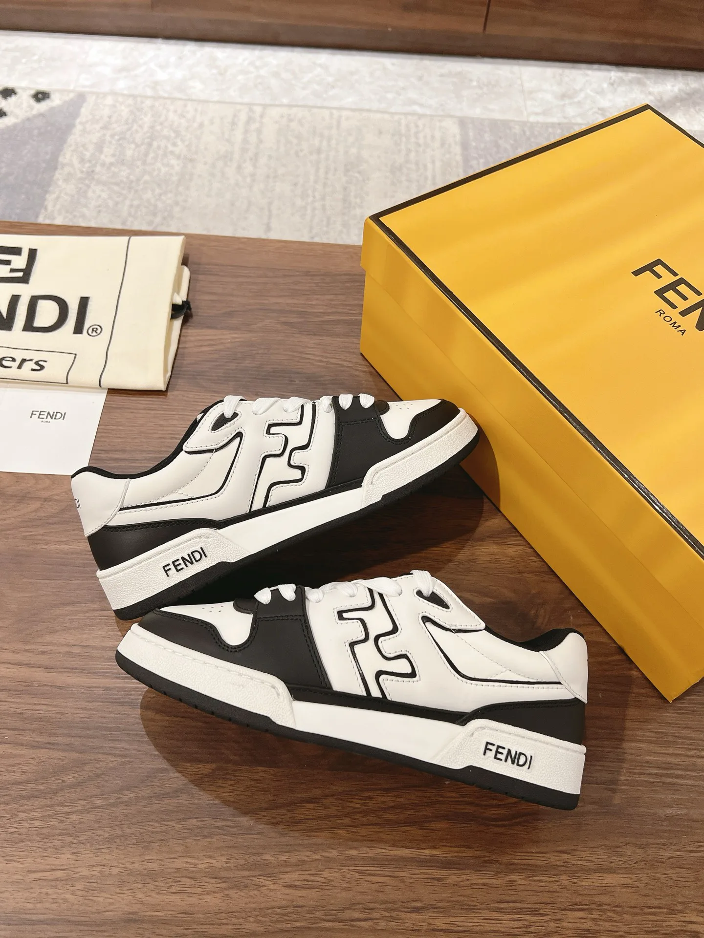 Women's Sneakers FENDI 18219551