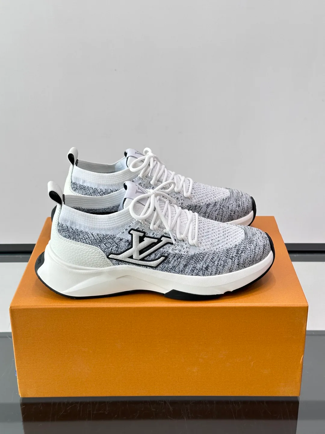 Men's Sneakers LOUIS VUITTON 18102387