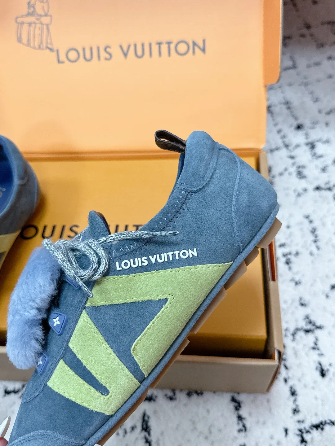 Women's Sneakers LOUIS VUITTON 18409697