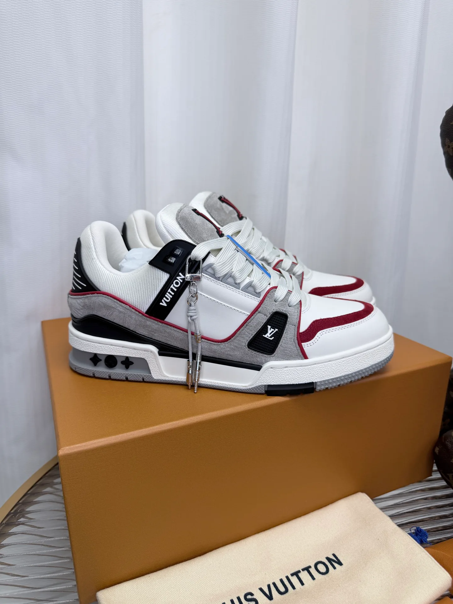 Women's Sneakers LOUIS VUITTON 18234391
