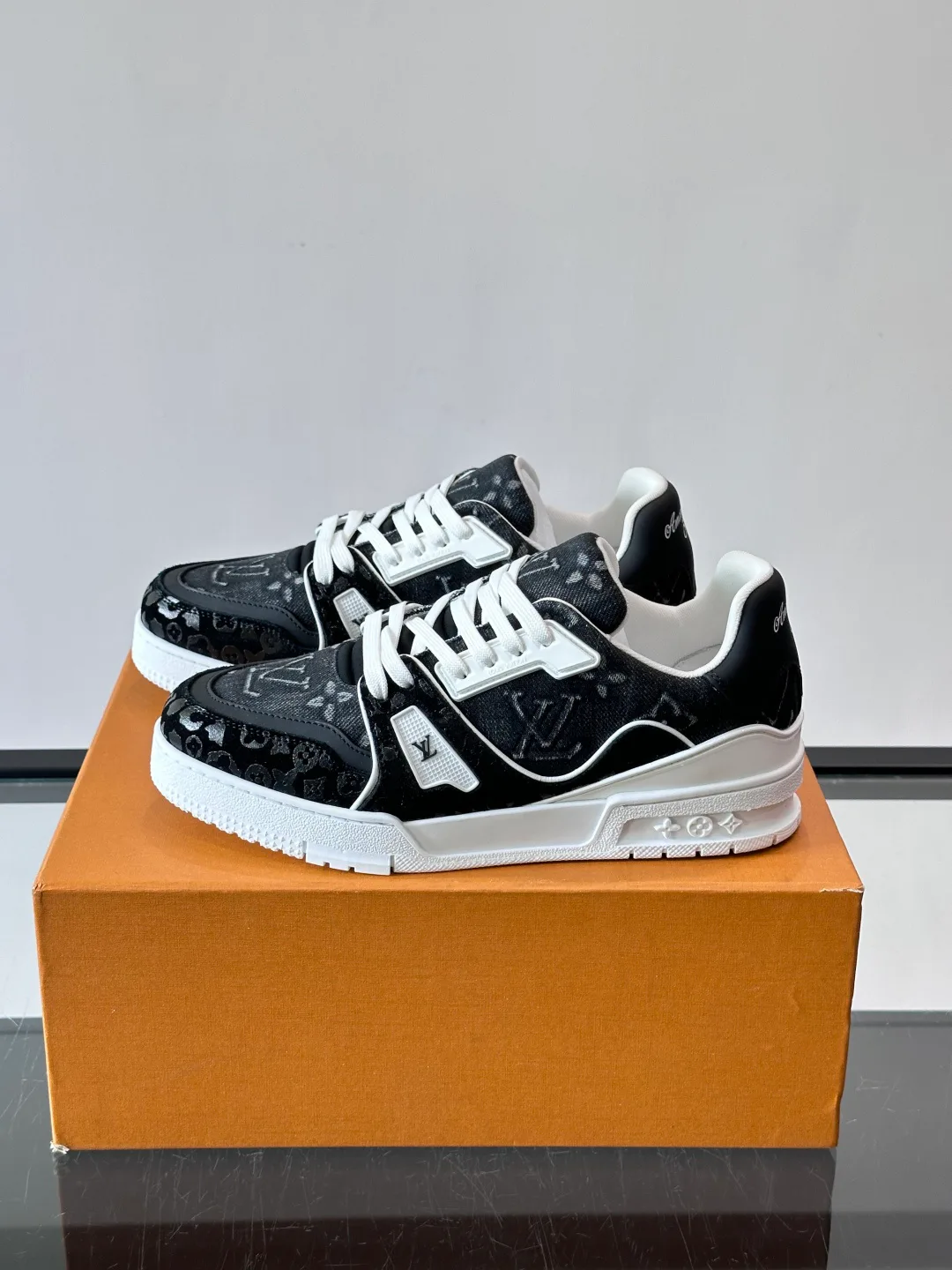 Men's Sneakers LOUIS VUITTON 17466869