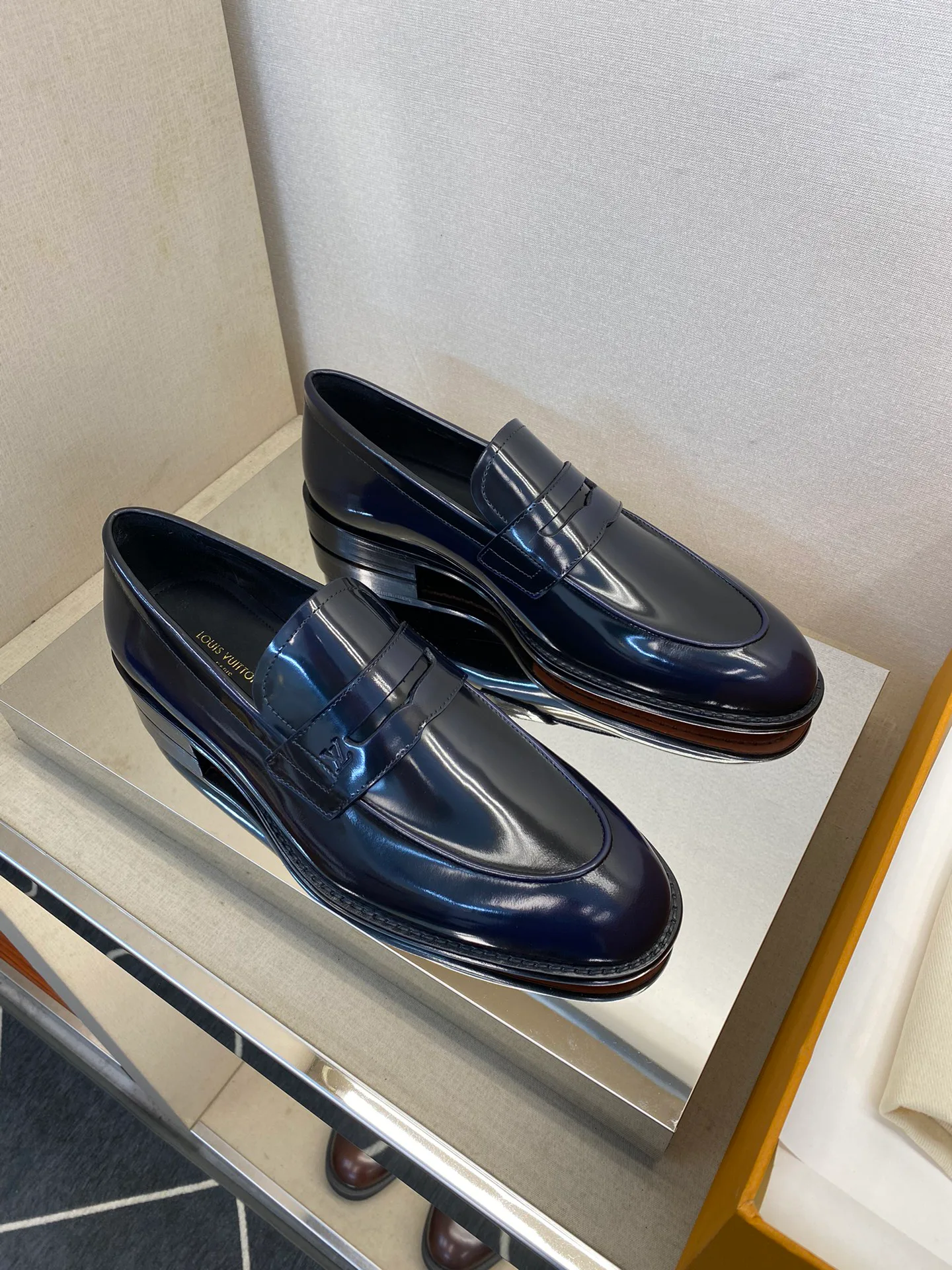 Men's Loafers And Dress Shoes LOUIS VUITTON 18079172