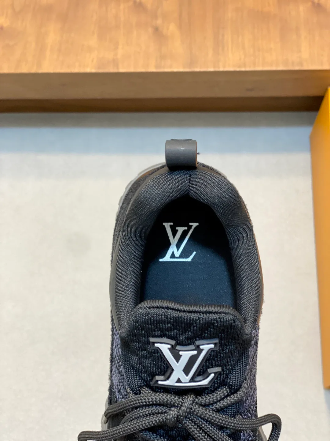 Men's Sneakers LOUIS VUITTON 18078938