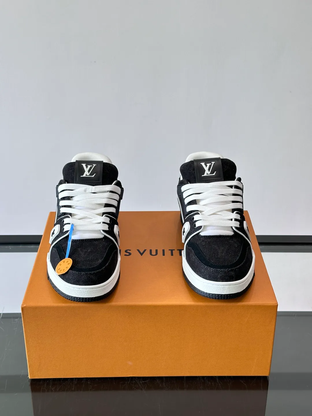 Women's Sneakers LOUIS VUITTON 18297327