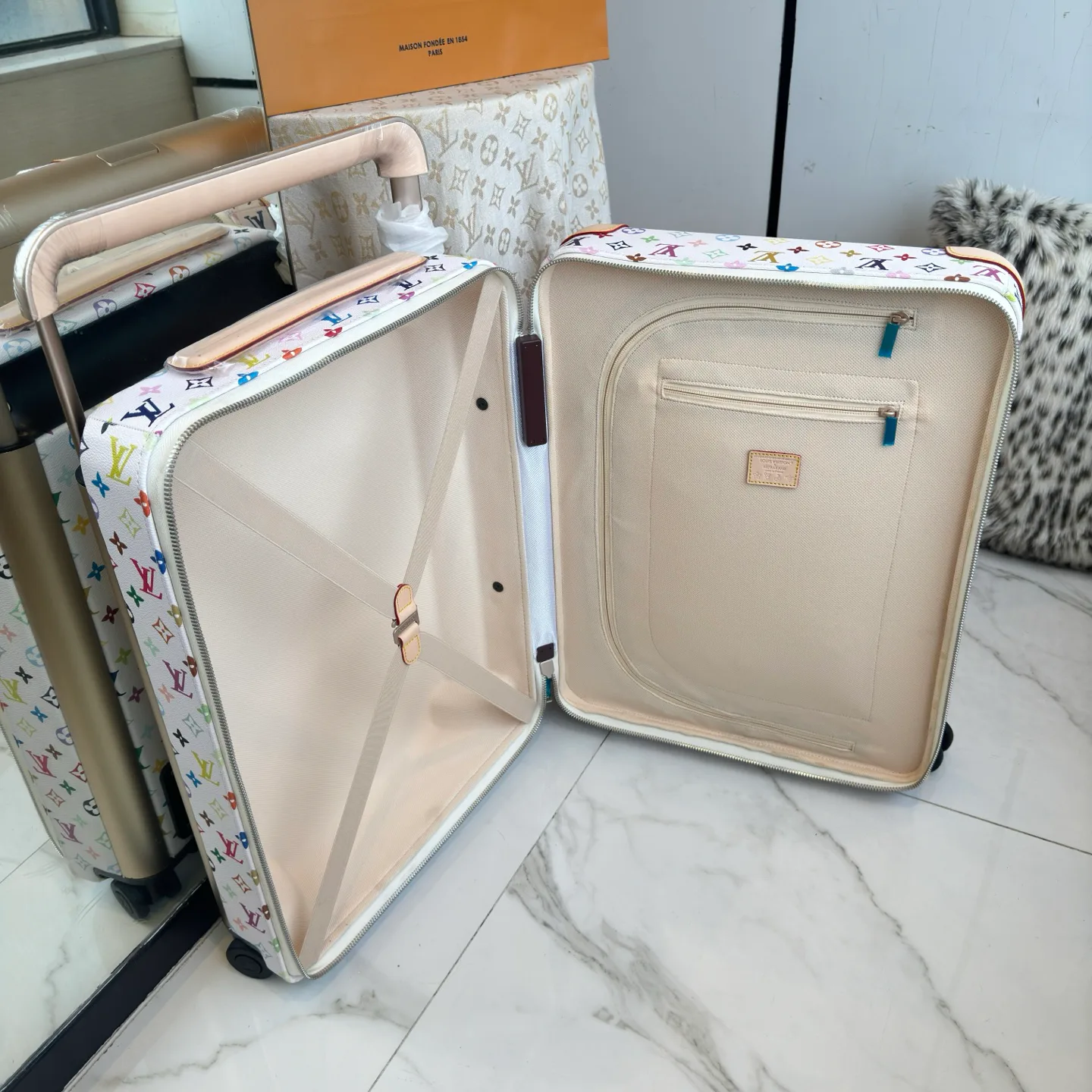 Suitcases LOUIS VUITTON 17675223
