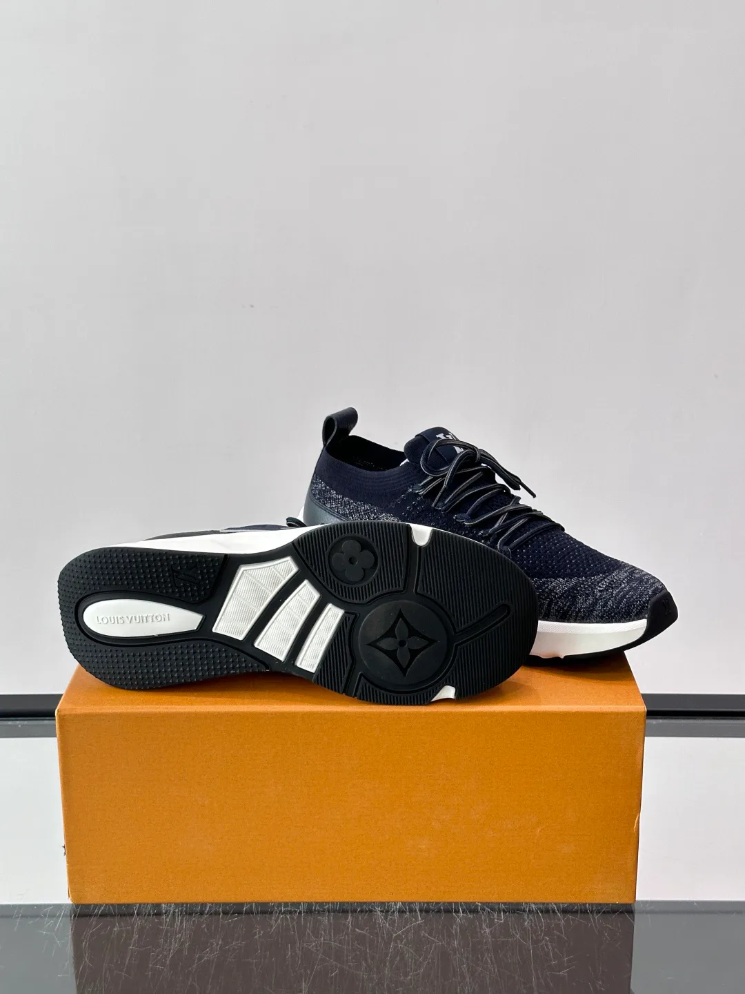 Men's Sneakers LOUIS VUITTON 18102385