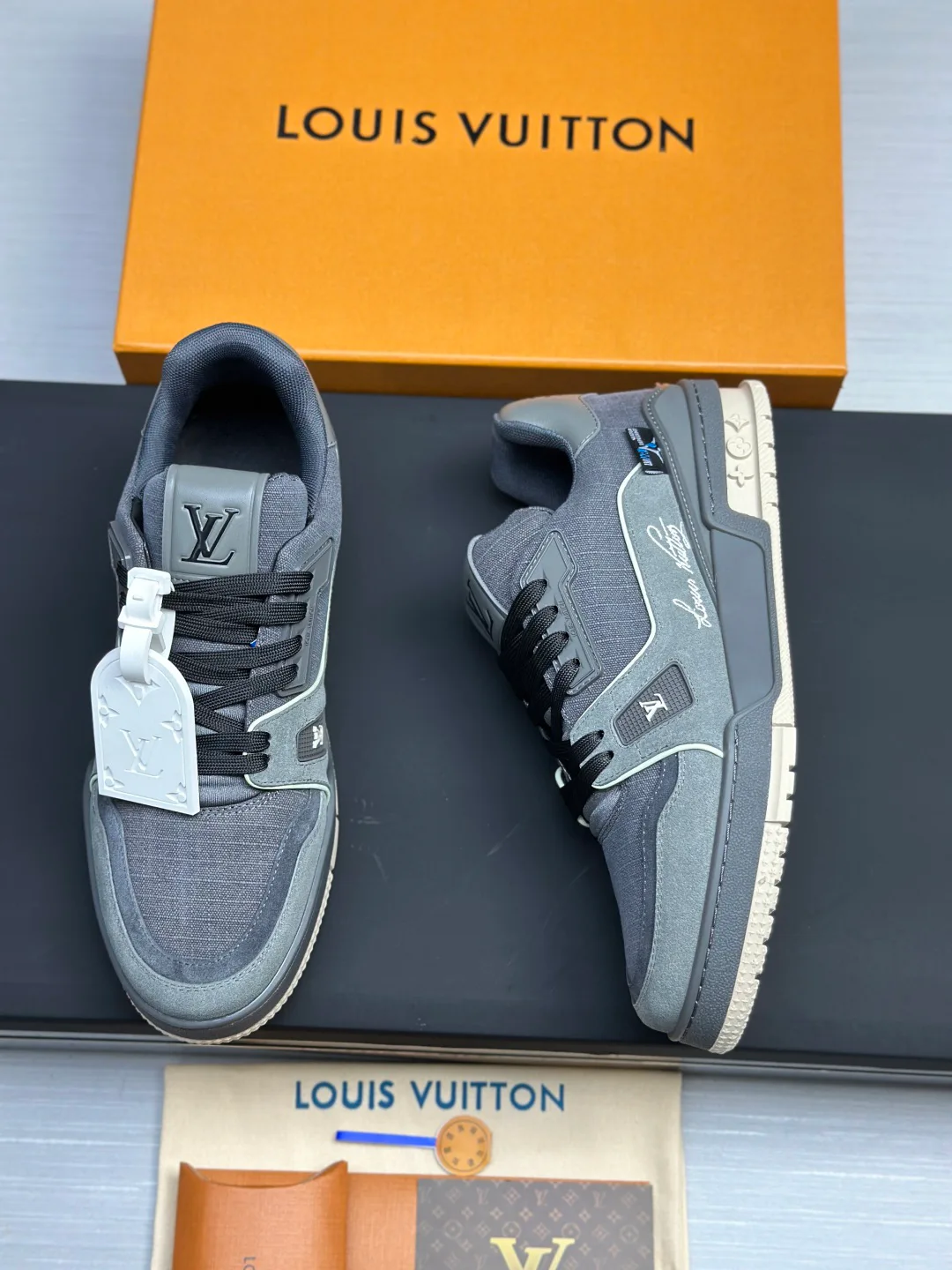 Women's Sneakers LOUIS VUITTON 18011602