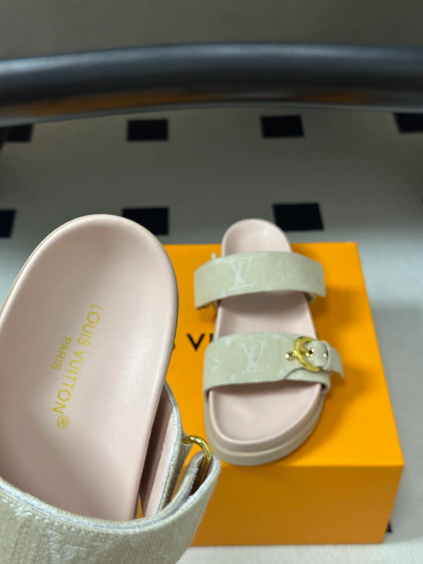 Women's Flip-Flops LOUIS VUITTON 18049598