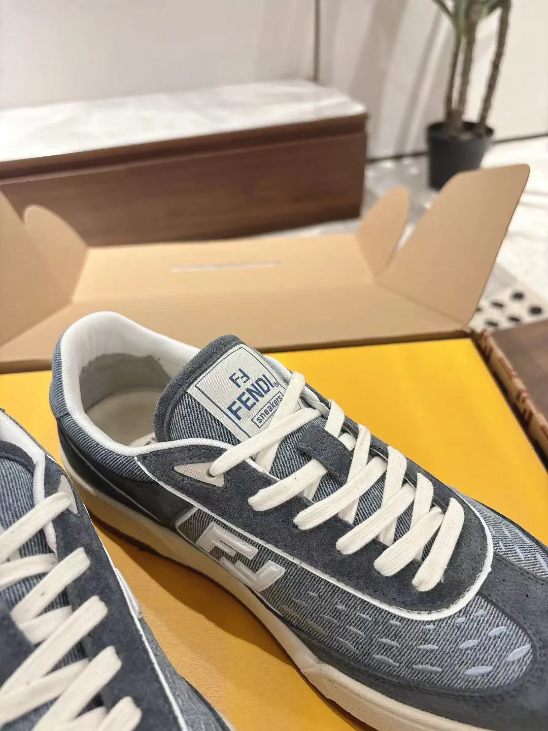 Women's Sneakers FENDI 18219521