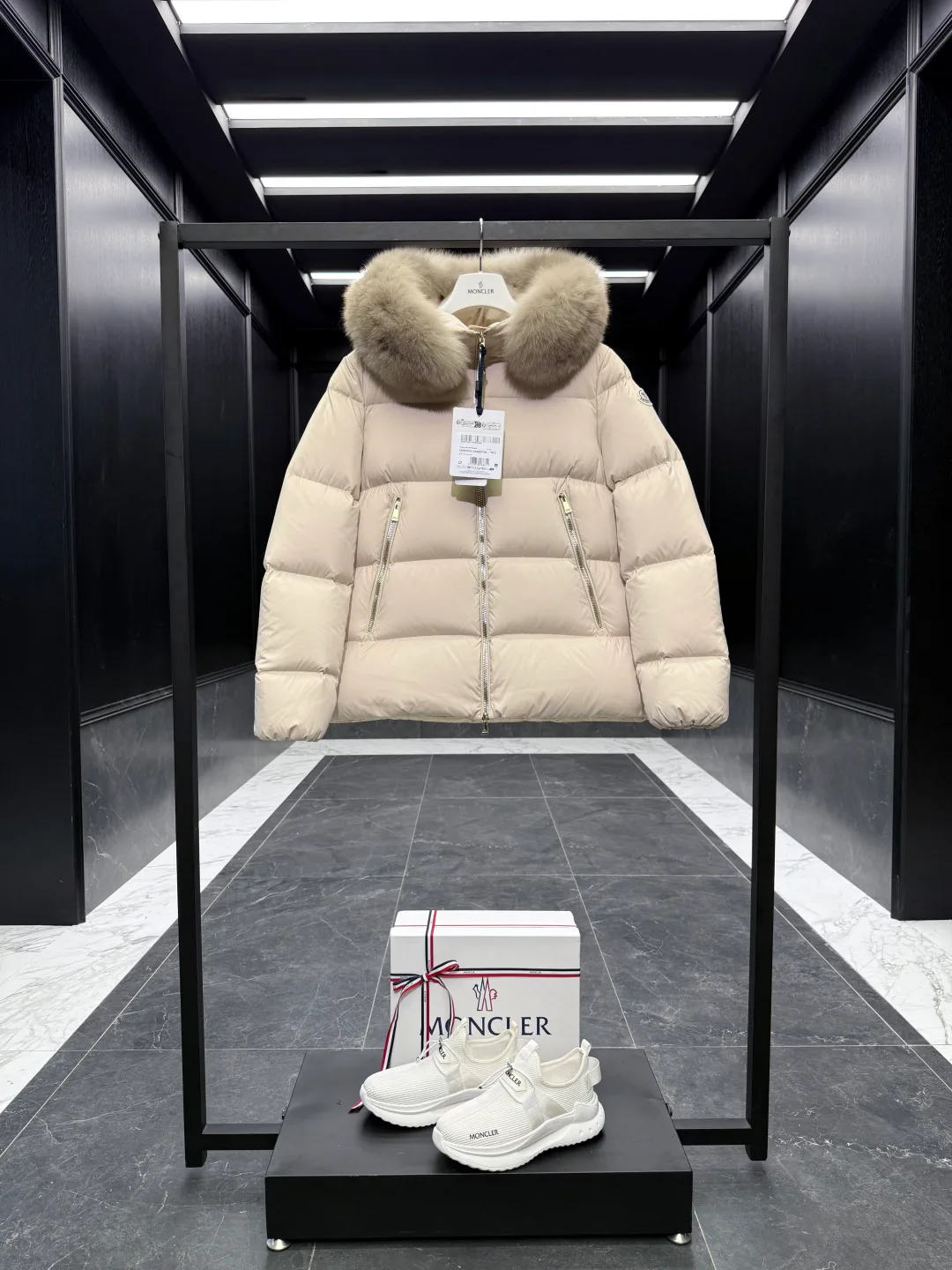 Women's Jackets And Down Jackets MONCLER 17964585
