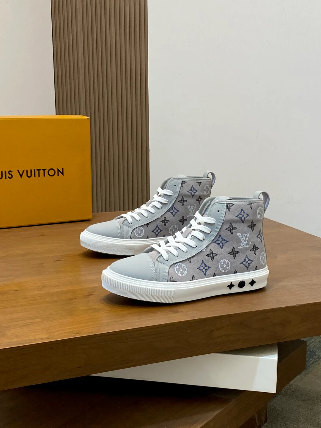 Кроссовки Мужские Louis Vuitton 18586527