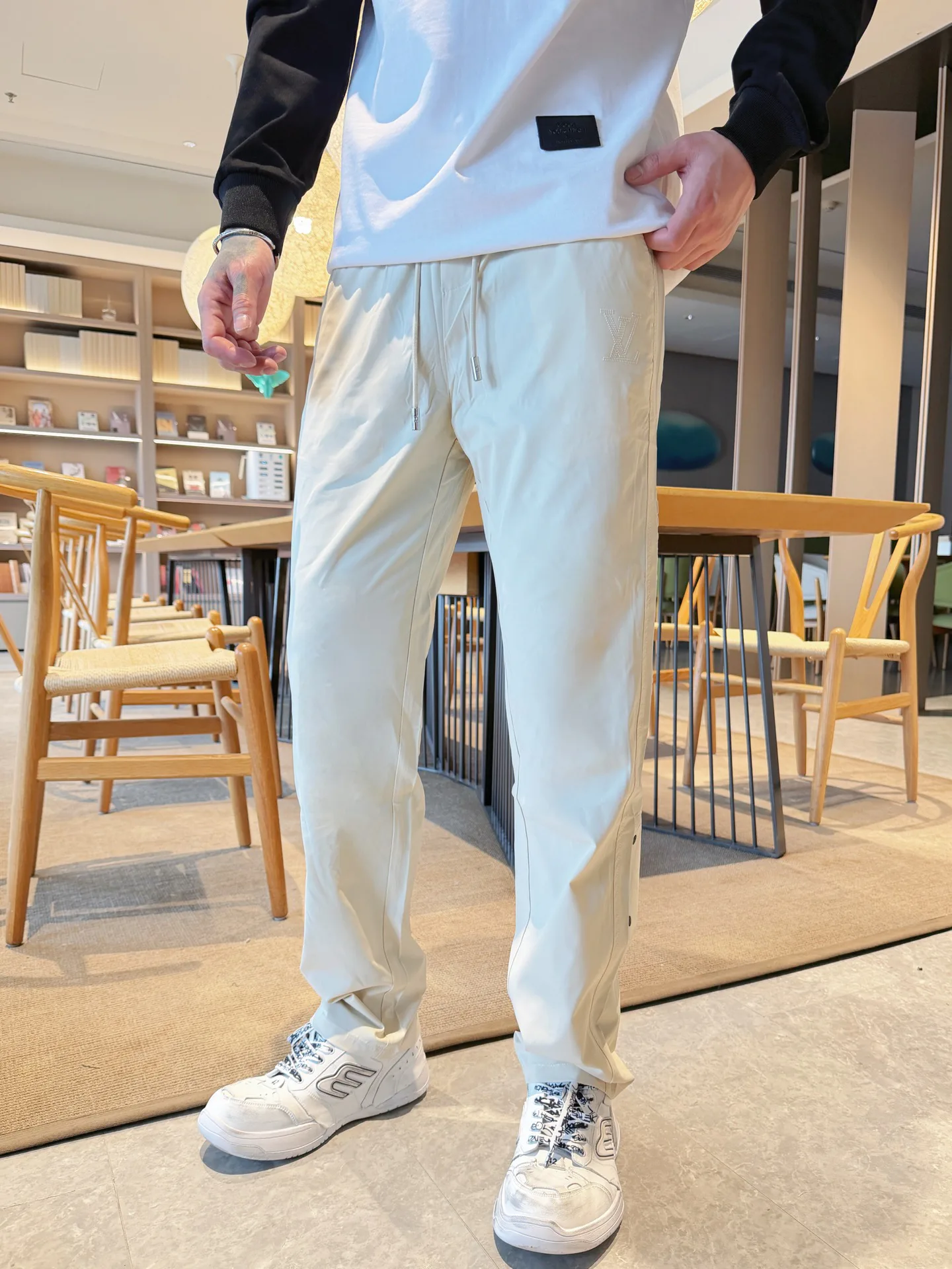 Men's Trousers LOUIS VUITTON 18345818