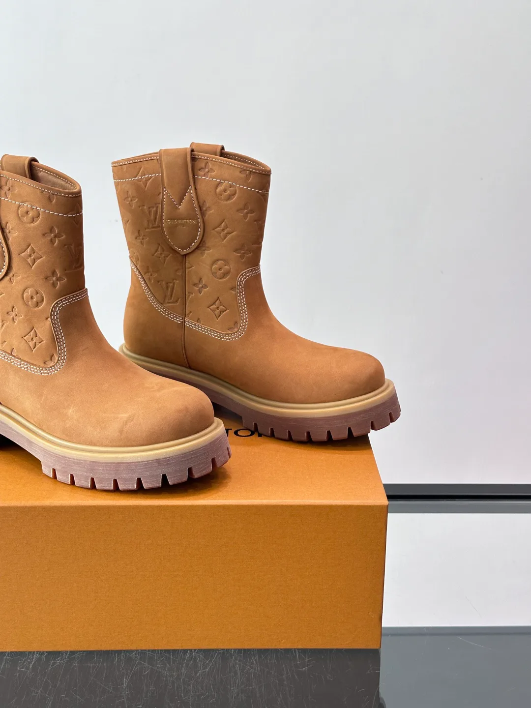 Men's Ankle Boots LOUIS VUITTON 18102786