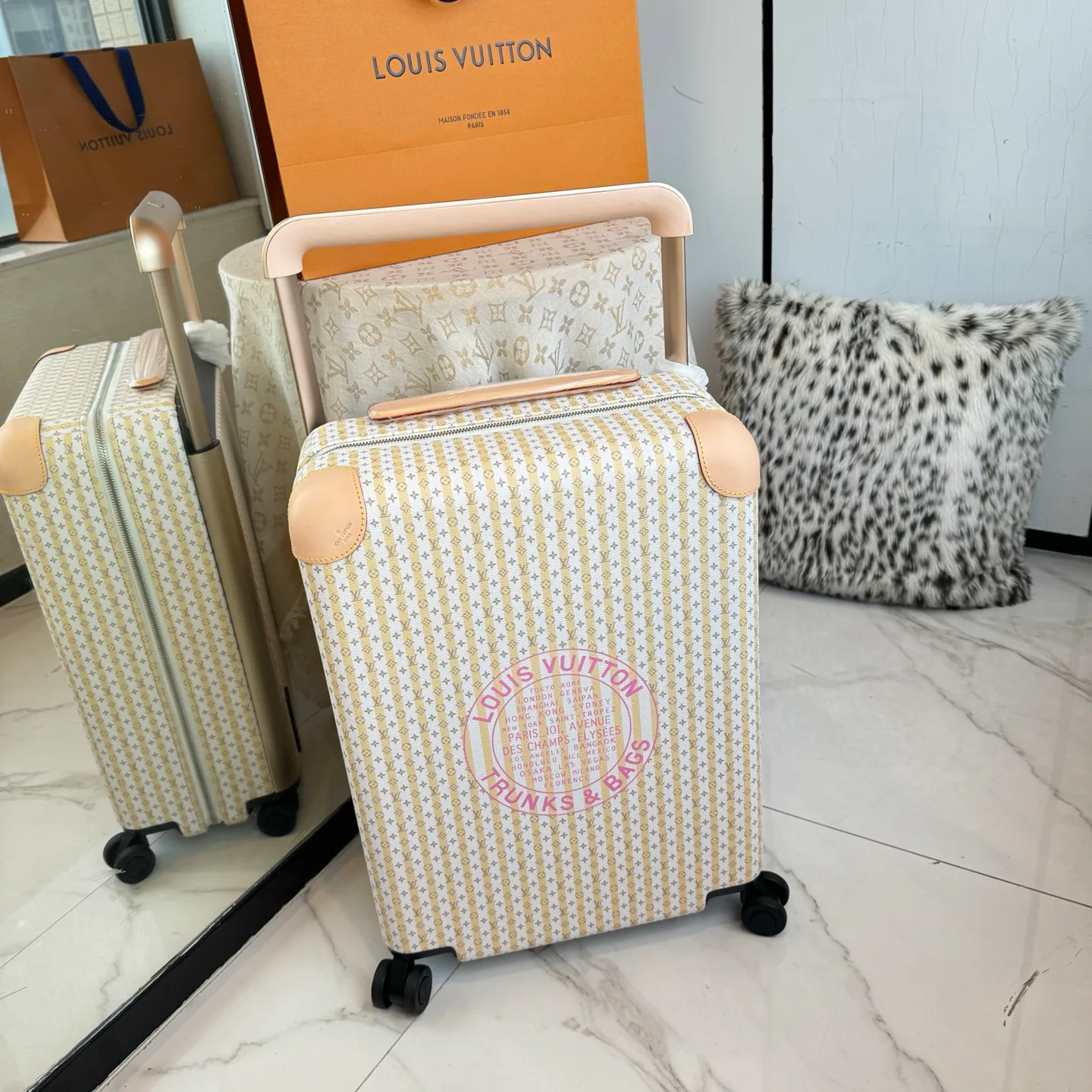 Suitcases LOUIS VUITTON 17675230